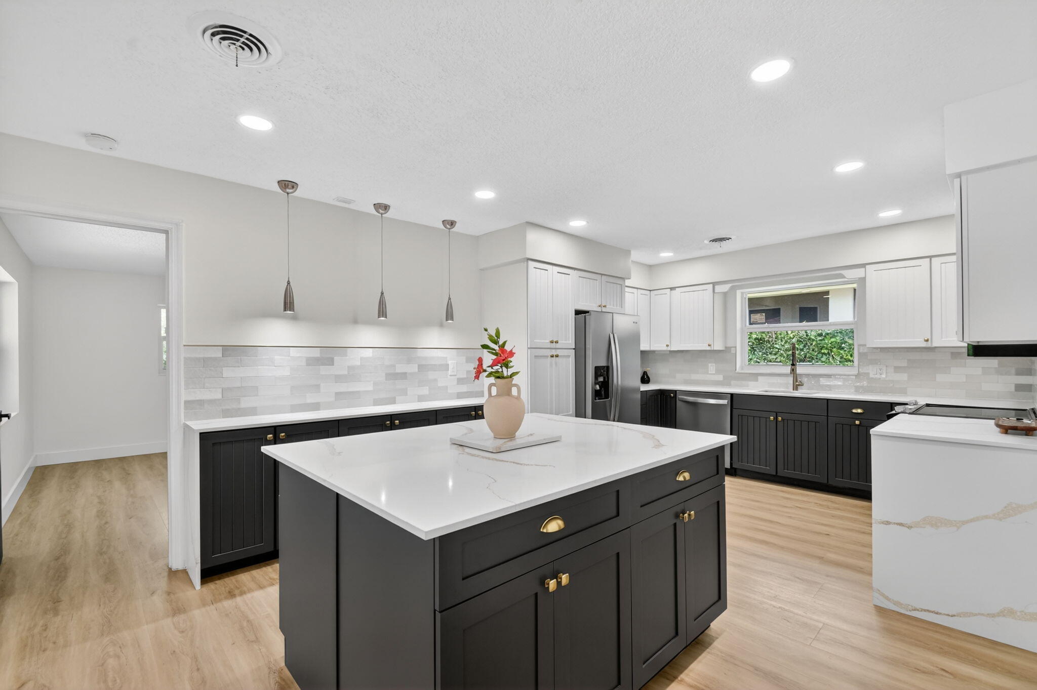 1221 Singer Drive Property Photo 3