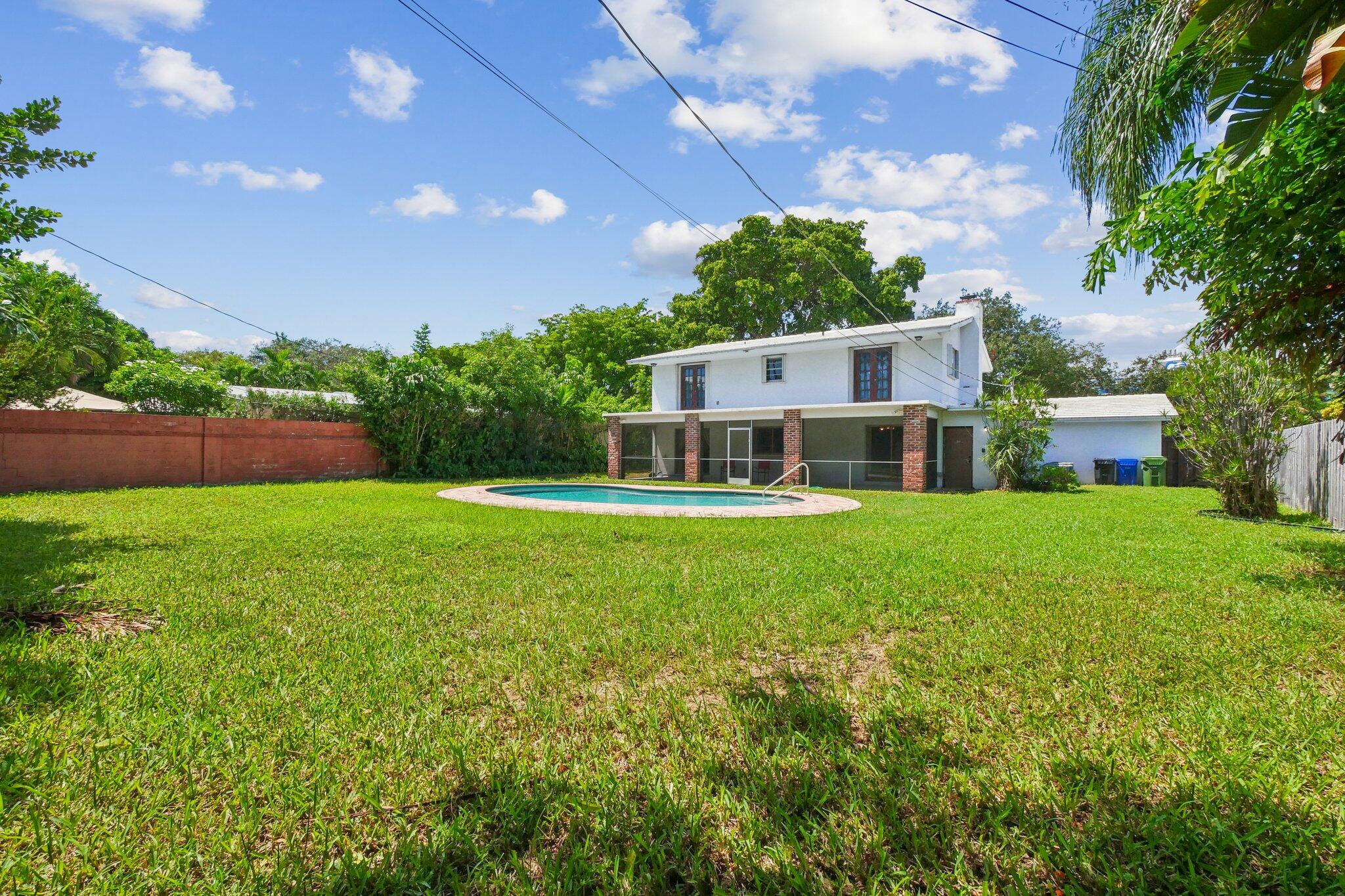 1916 Harbourview Drive Property Photo 3