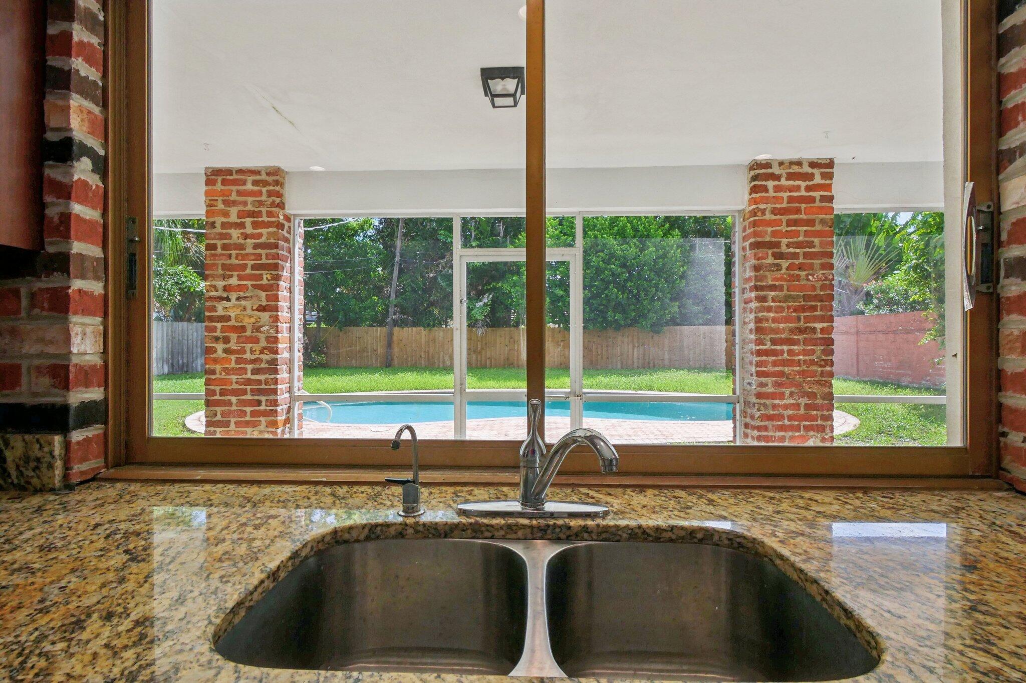 1916 Harbourview Drive Property Photo 4