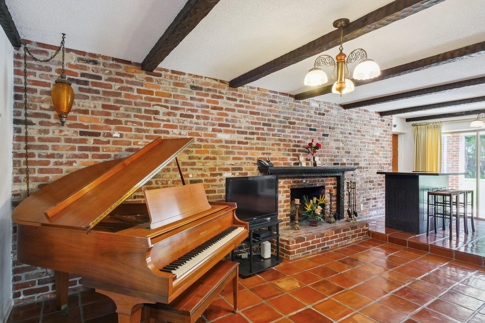 1916 Harbourview Drive Property Photo 9