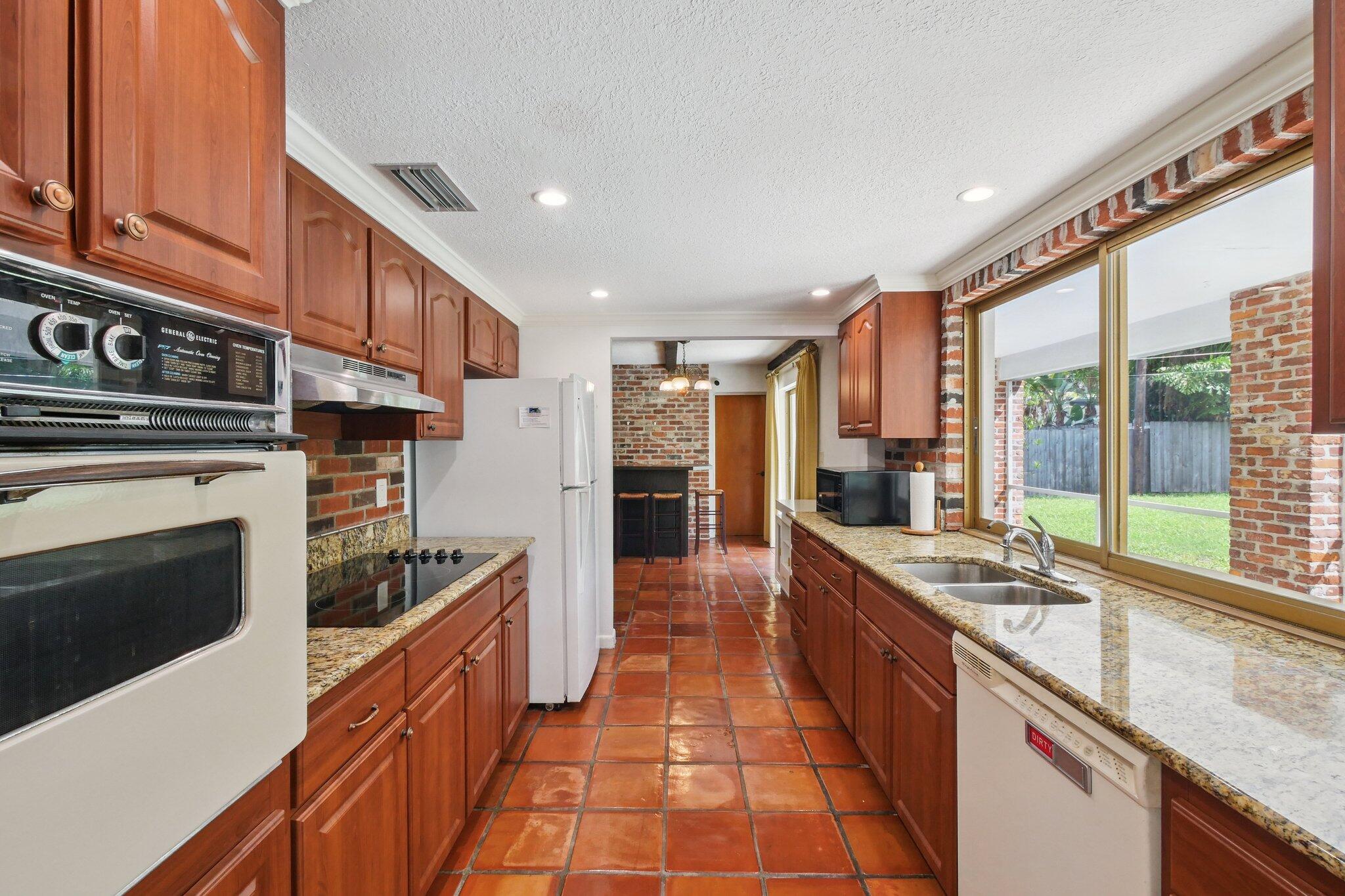 1916 Harbourview Drive Property Photo 13