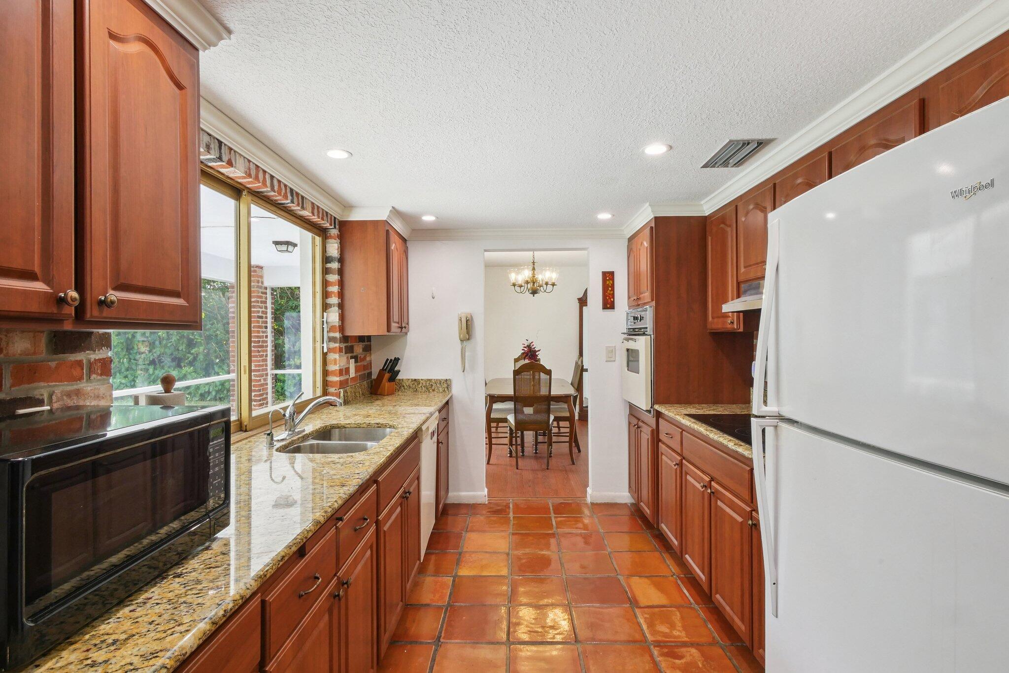 1916 Harbourview Drive Property Photo 14