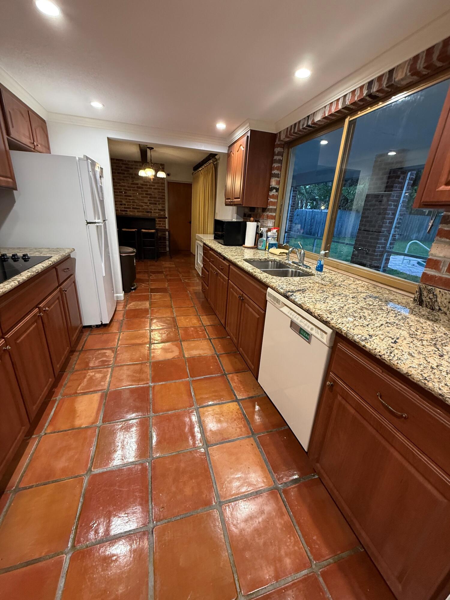 1916 Harbourview Drive Property Photo 15
