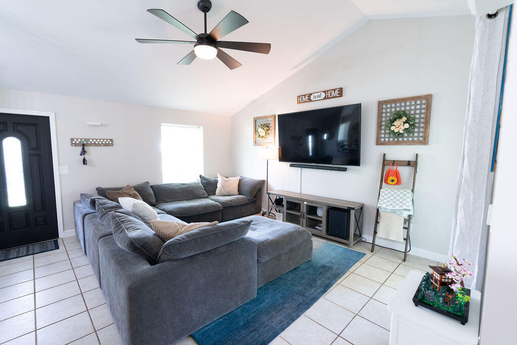 9060 Chrysanthemum Drive Property Photo 4