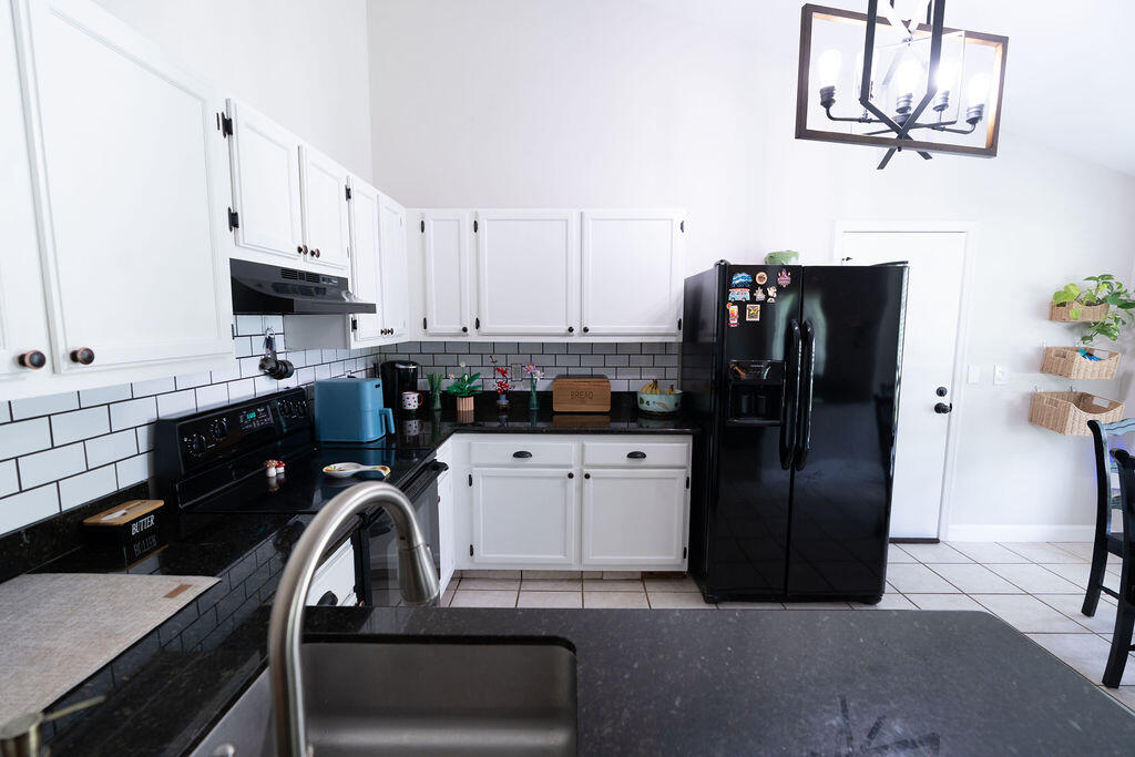 9060 Chrysanthemum Drive Property Photo 6