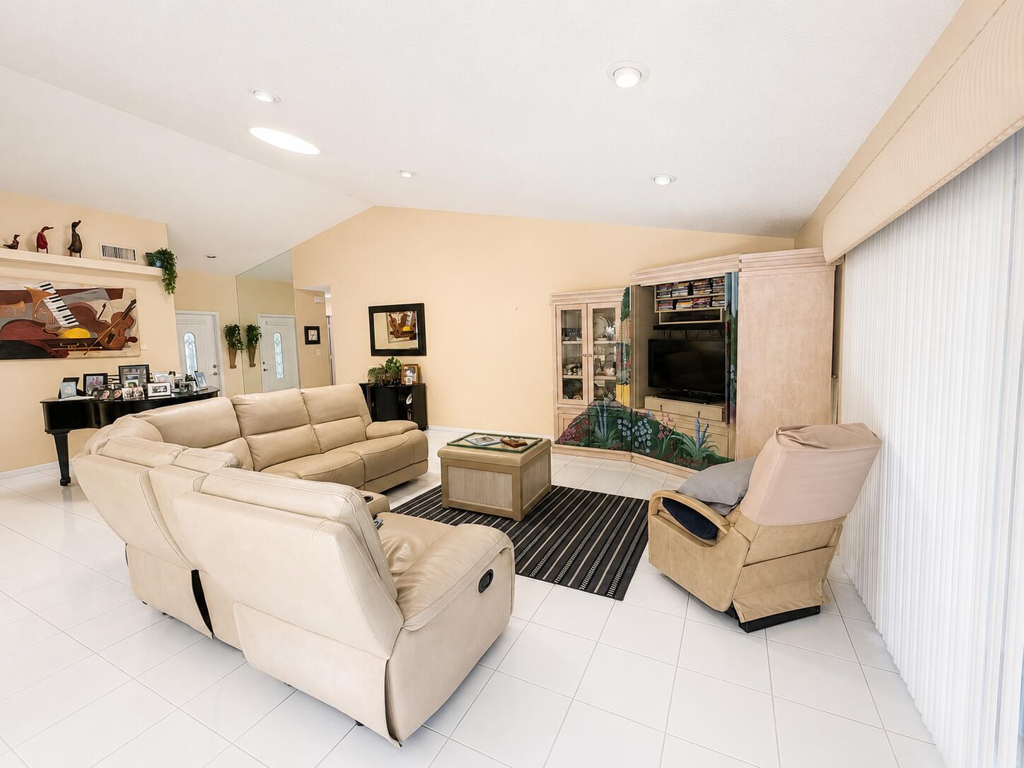 7758 Cloverfield Circle Property Photo 6