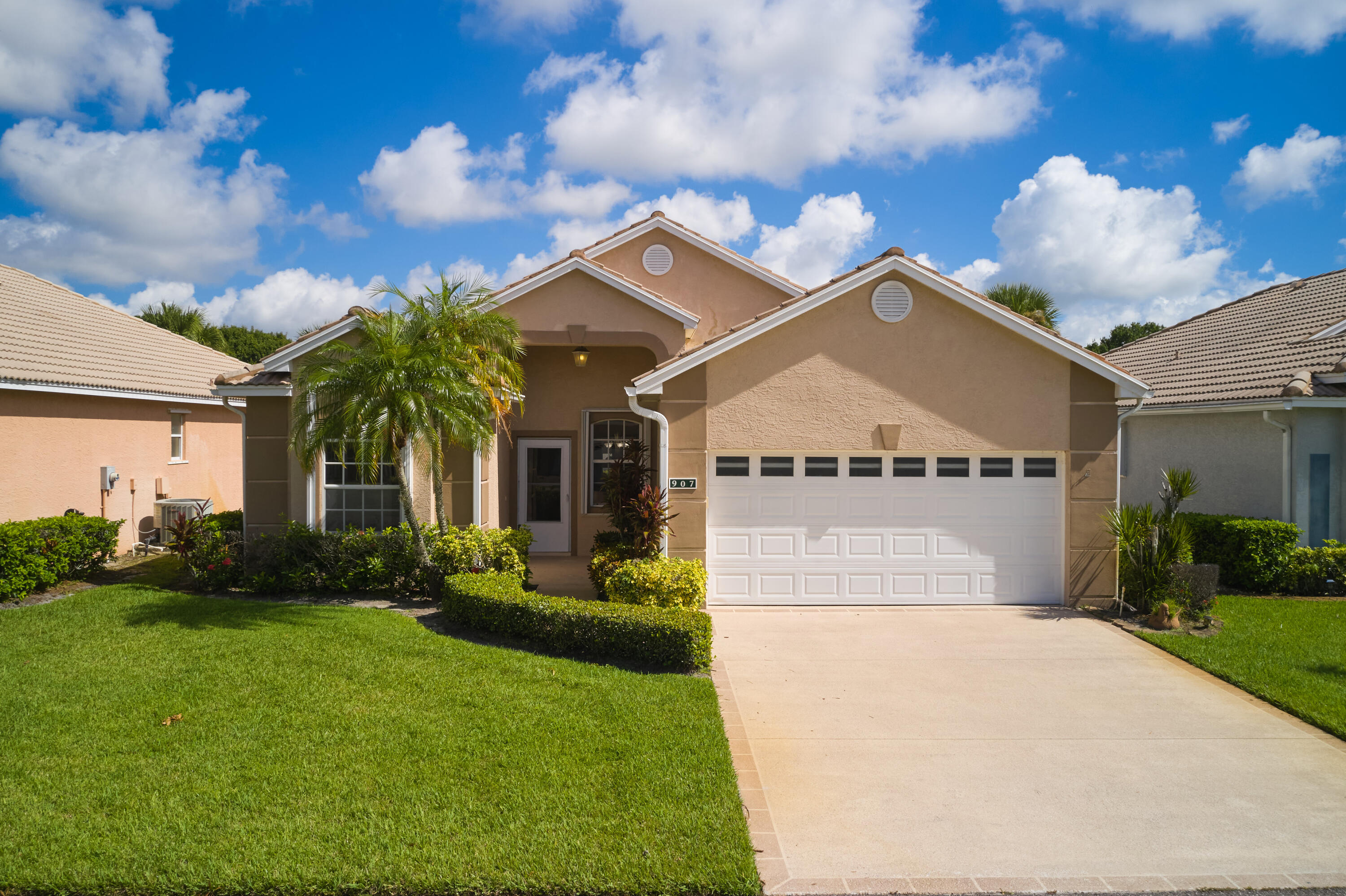 907 Nw Sarria Court Property Photo 1