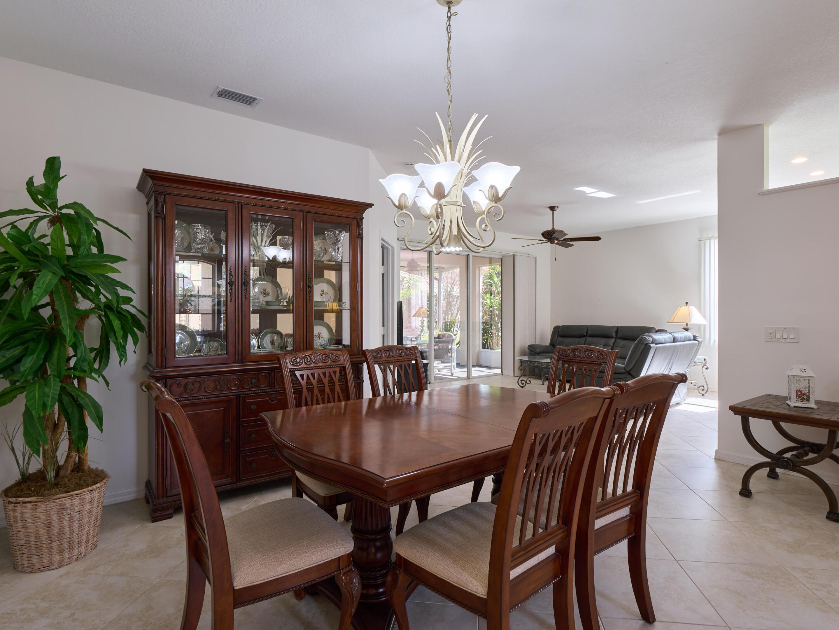 907 Nw Sarria Court Property Photo 6