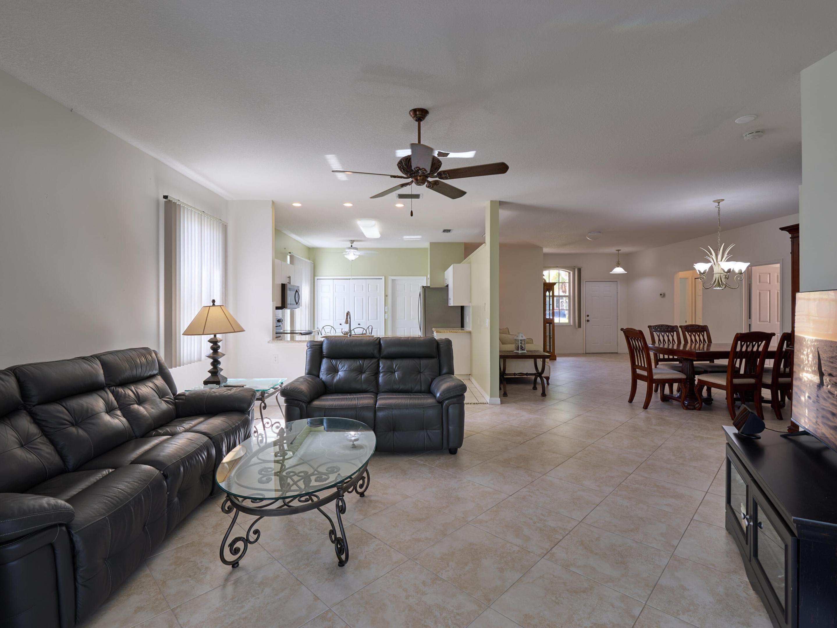 907 Nw Sarria Court Property Photo 8