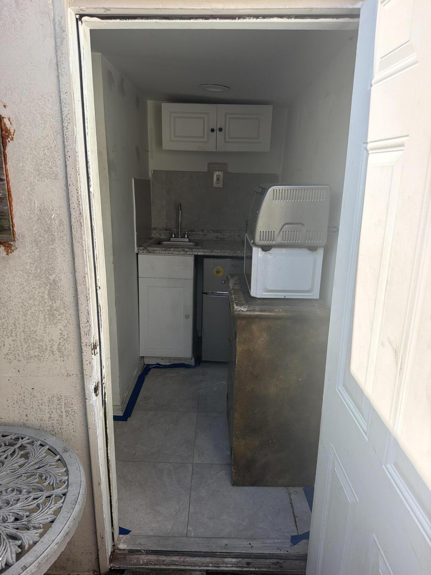 1822 Cleveland Street C Property Photo 2
