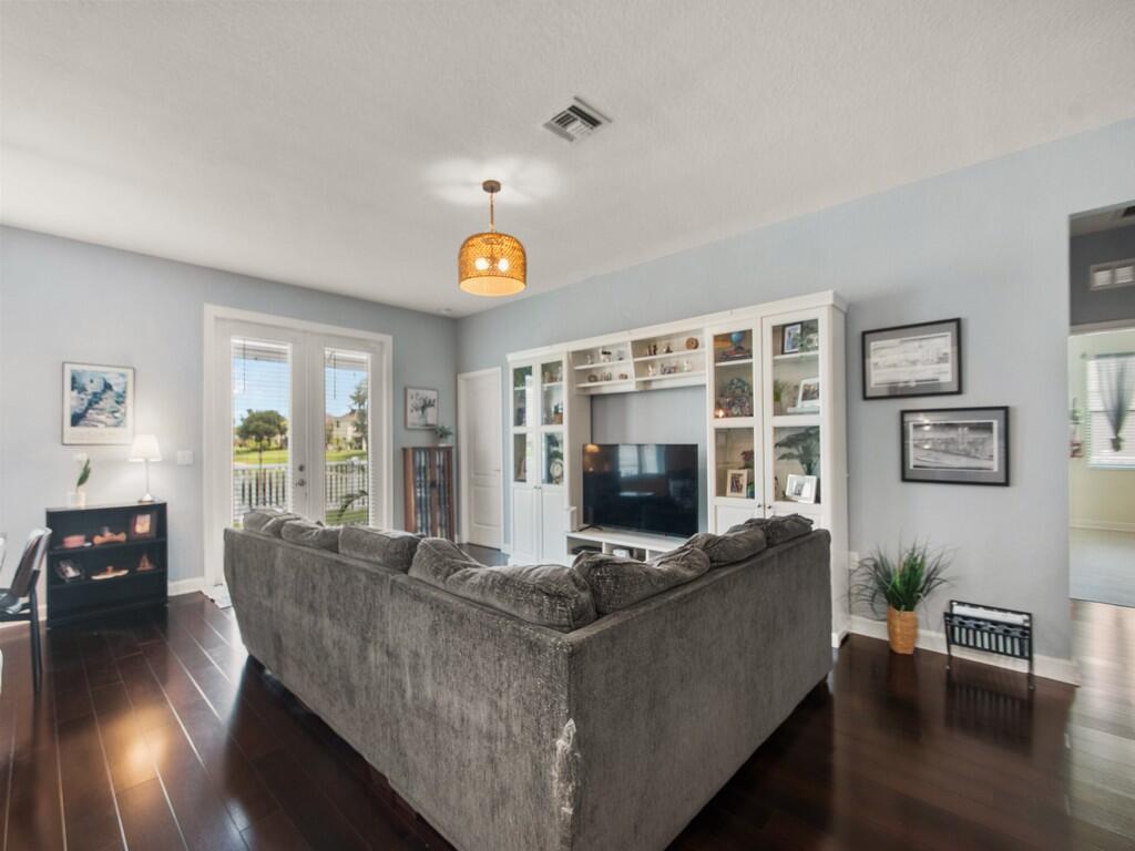 9880 Verona Manor Property Photo 7