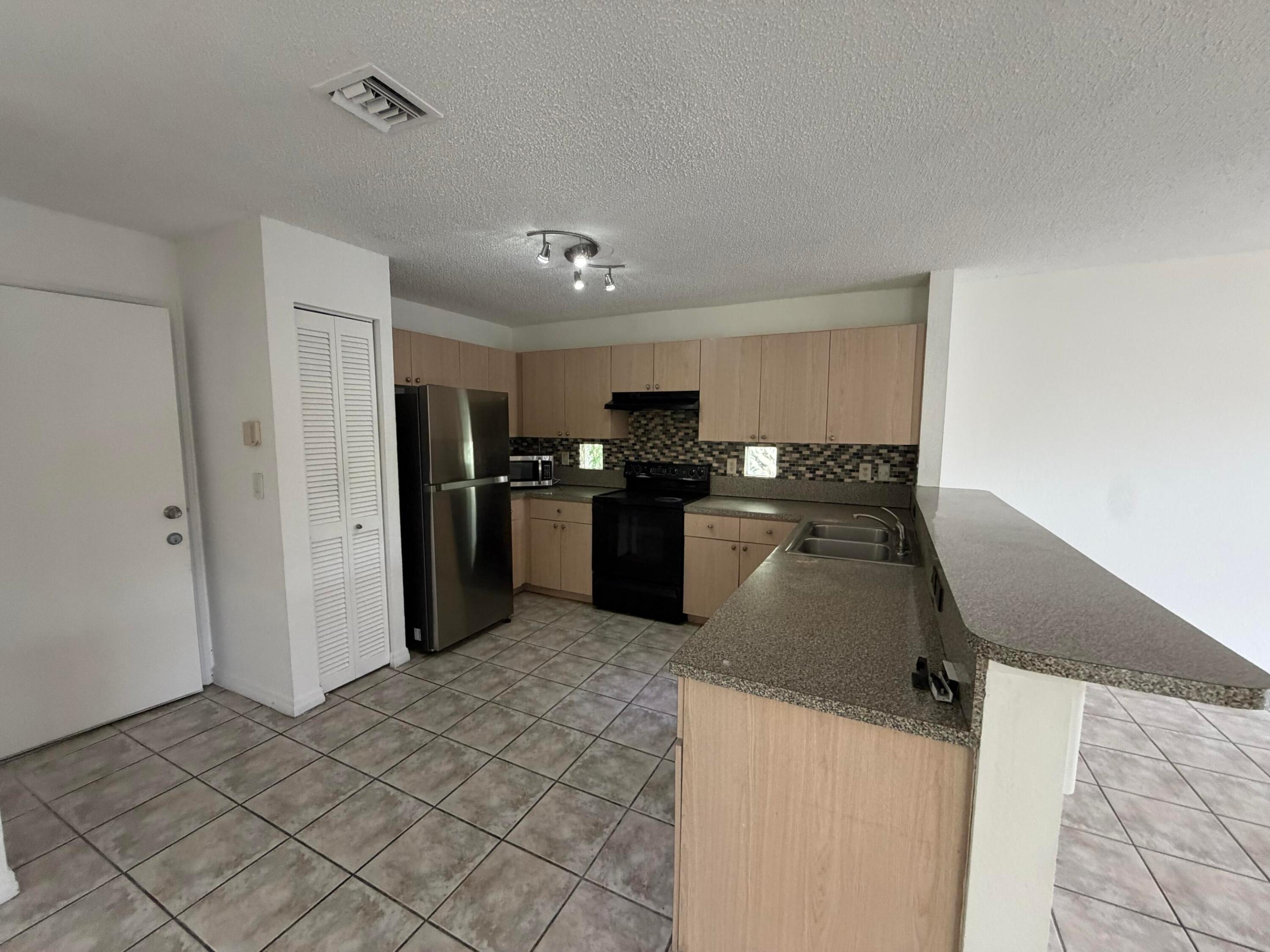 4172 Pine Hollow Circle Property Photo 5
