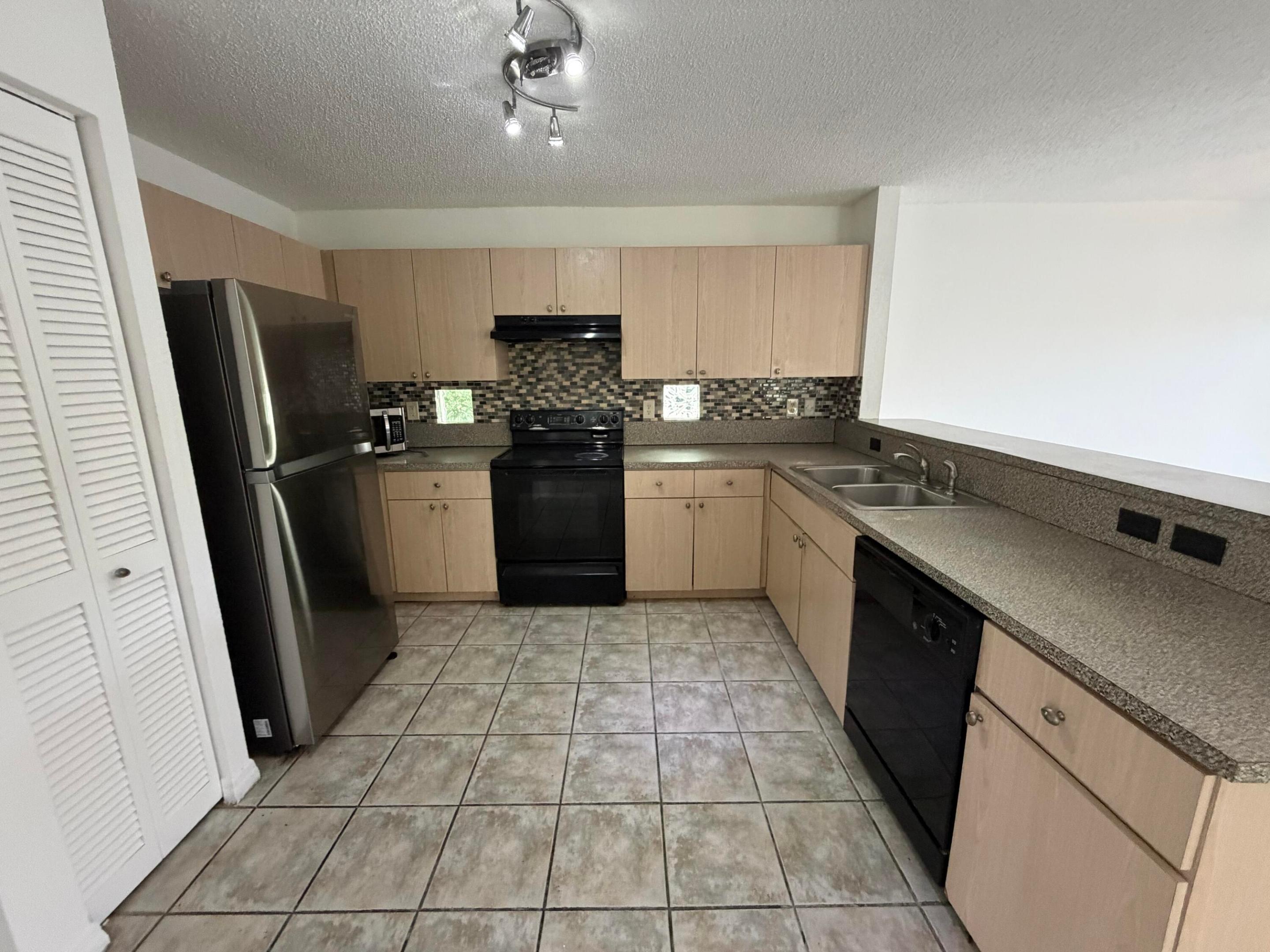 4172 Pine Hollow Circle Property Photo 6