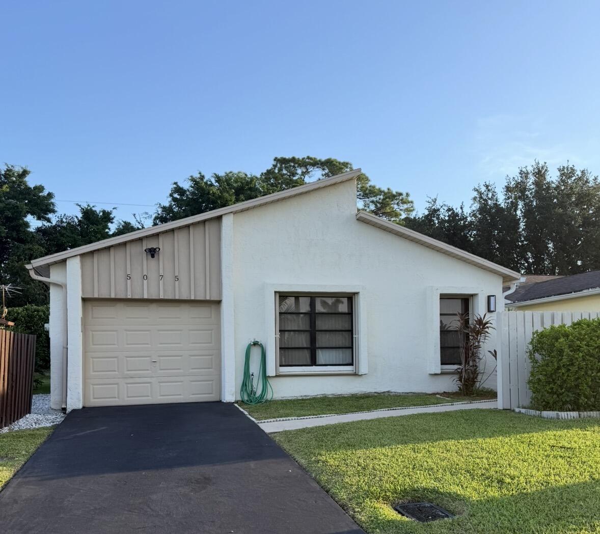 5075 Mirror Lakes Boulevard Property Photo 1
