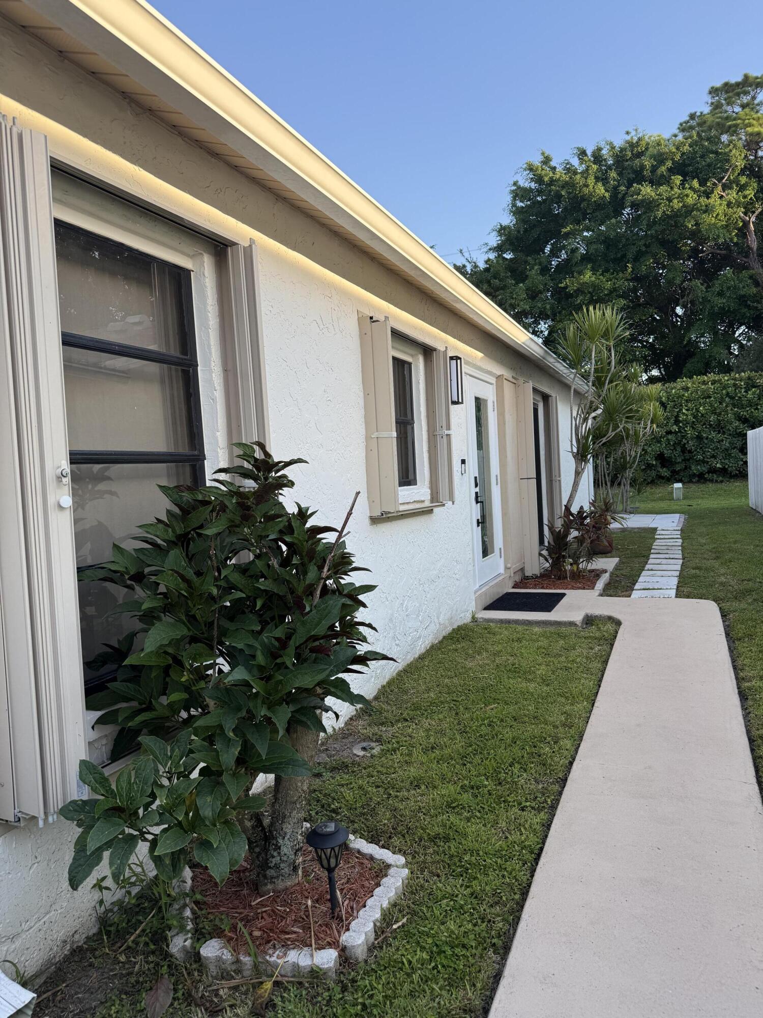 5075 Mirror Lakes Boulevard Property Photo 3