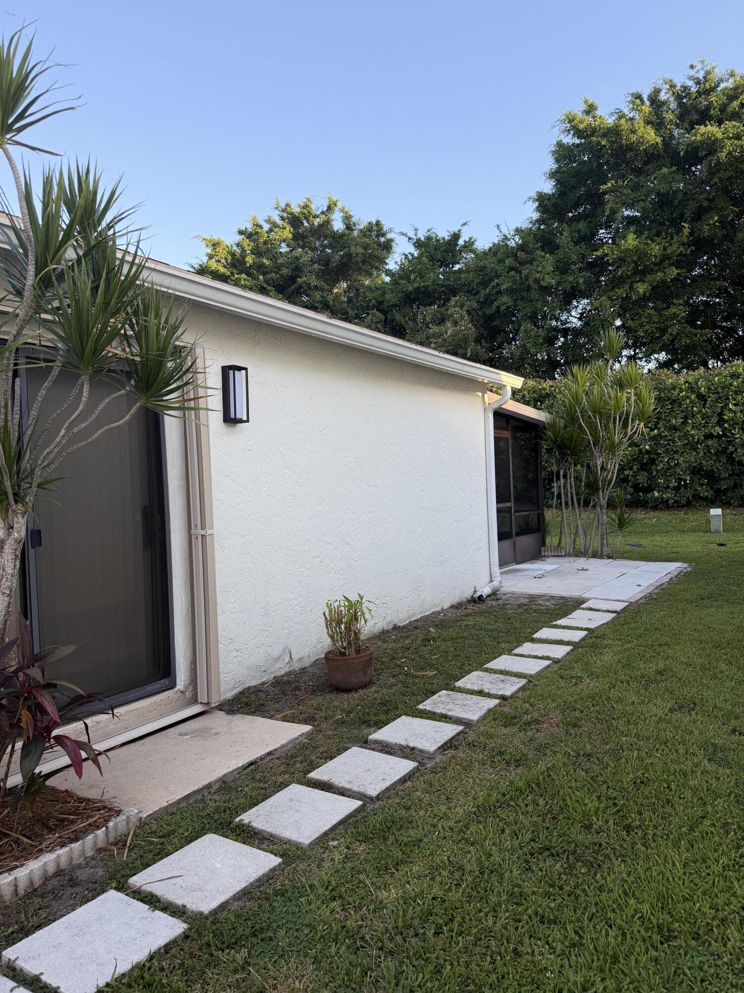 5075 Mirror Lakes Boulevard Property Photo 7