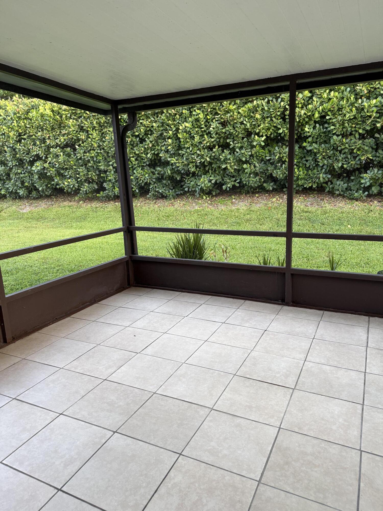 5075 Mirror Lakes Boulevard Property Photo 17