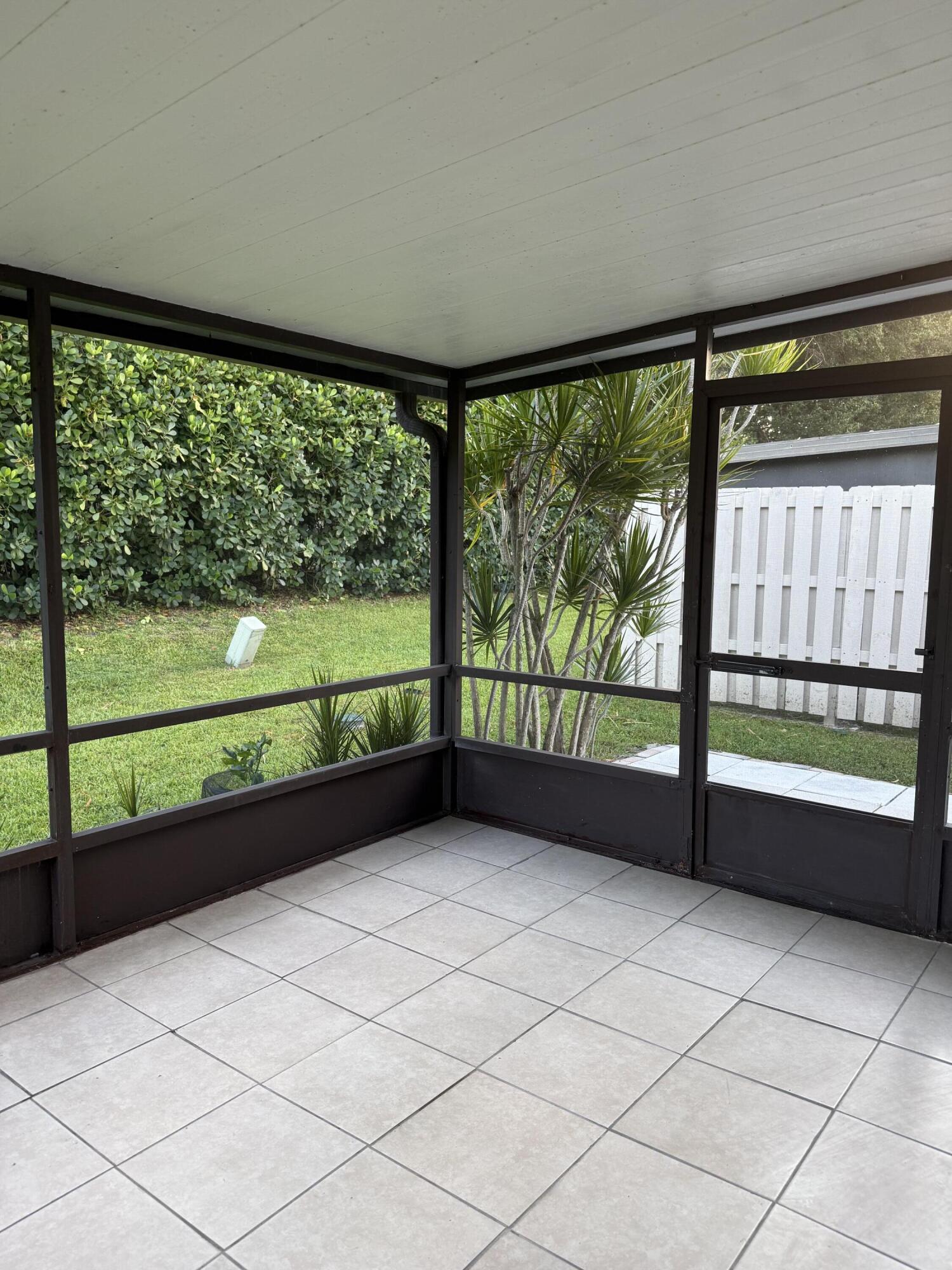 5075 Mirror Lakes Boulevard Property Photo 18