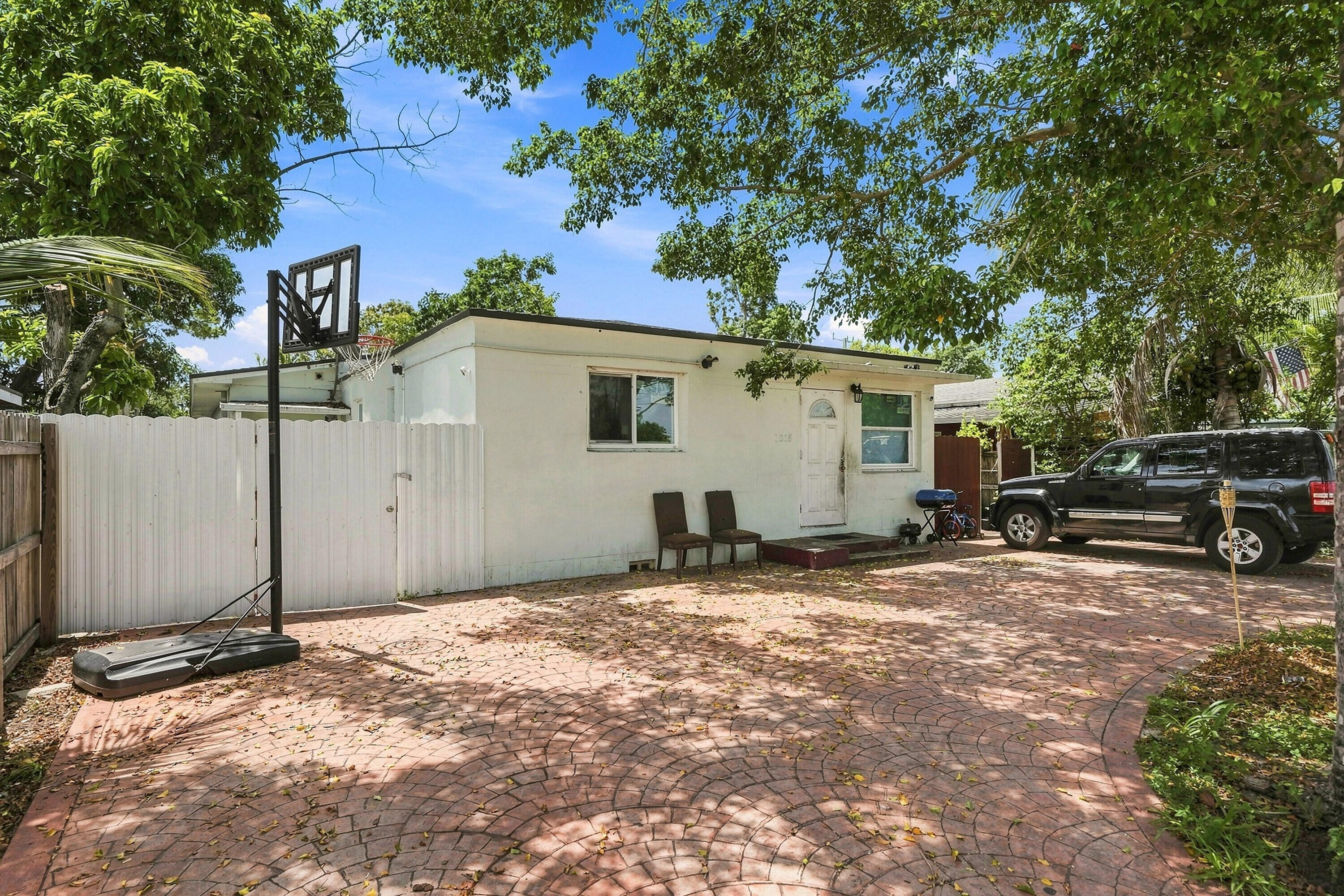 1010 Burlington Street Property Photo 1