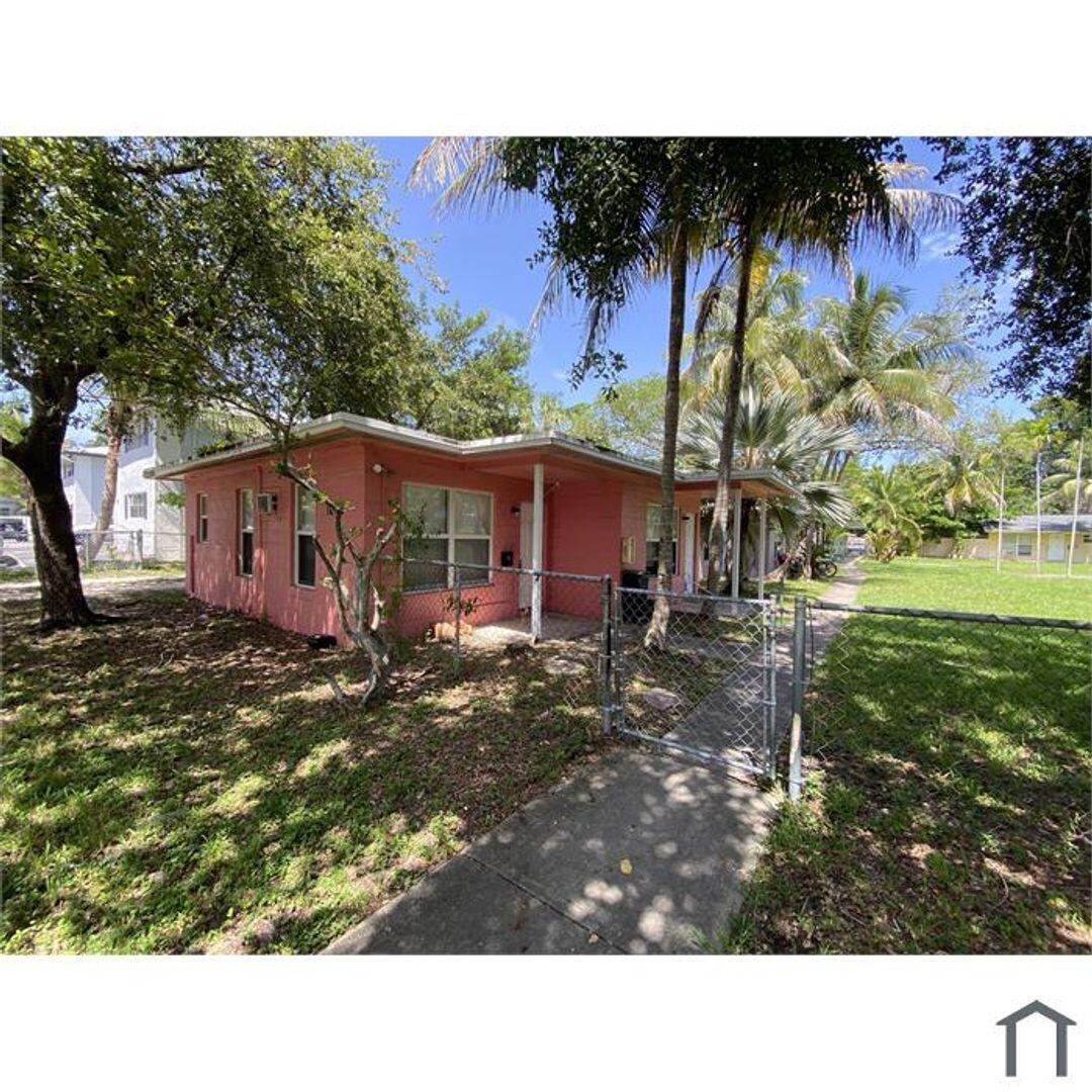 1822 N Dixie Highway 5 Property Photo 1