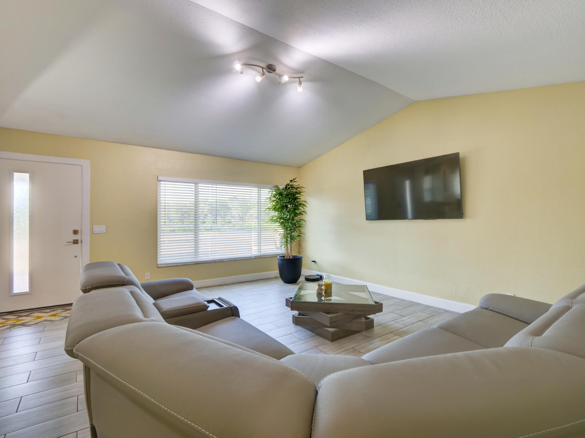 1915 E Lake Drive Property Photo 7