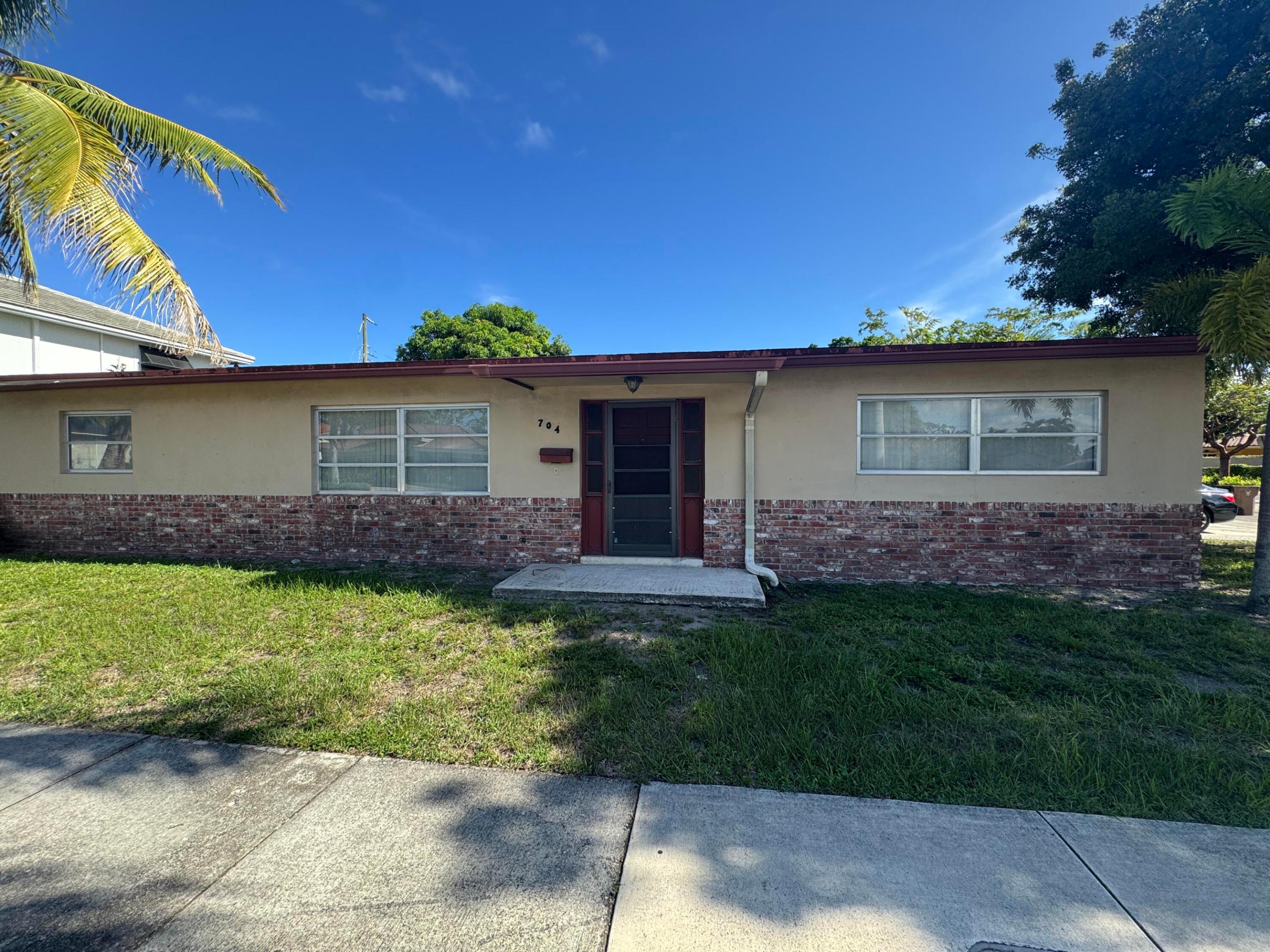 704 E Hillsboro Boulevard Property Photo 1