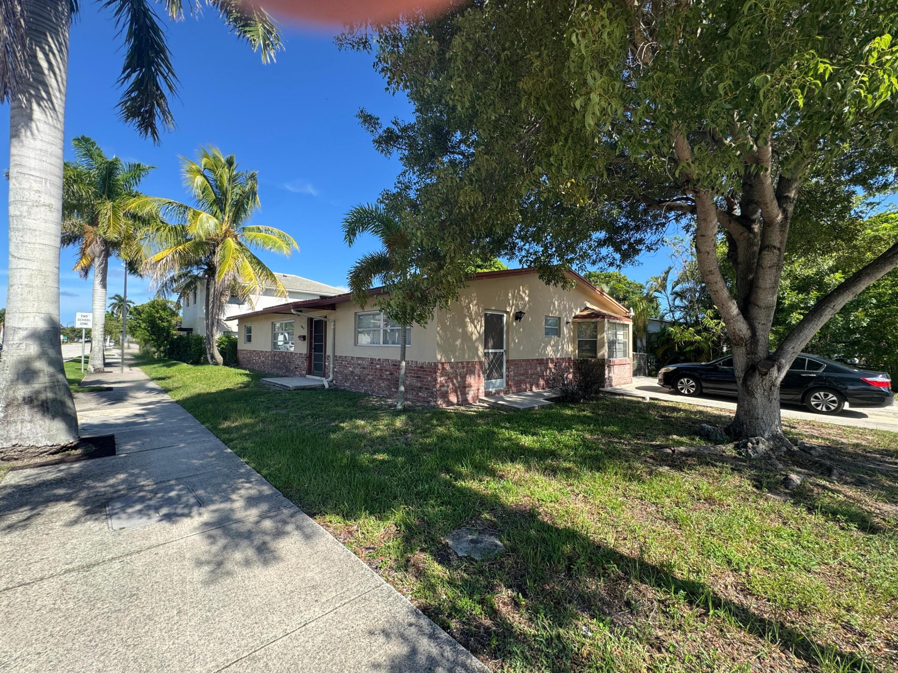 704 E Hillsboro Boulevard Property Photo 2