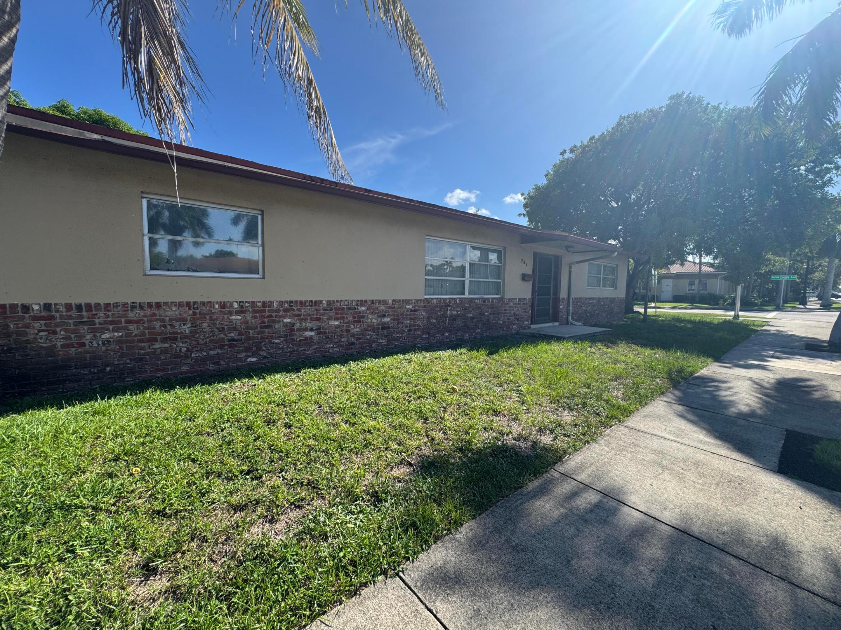 704 E Hillsboro Boulevard Property Photo 3