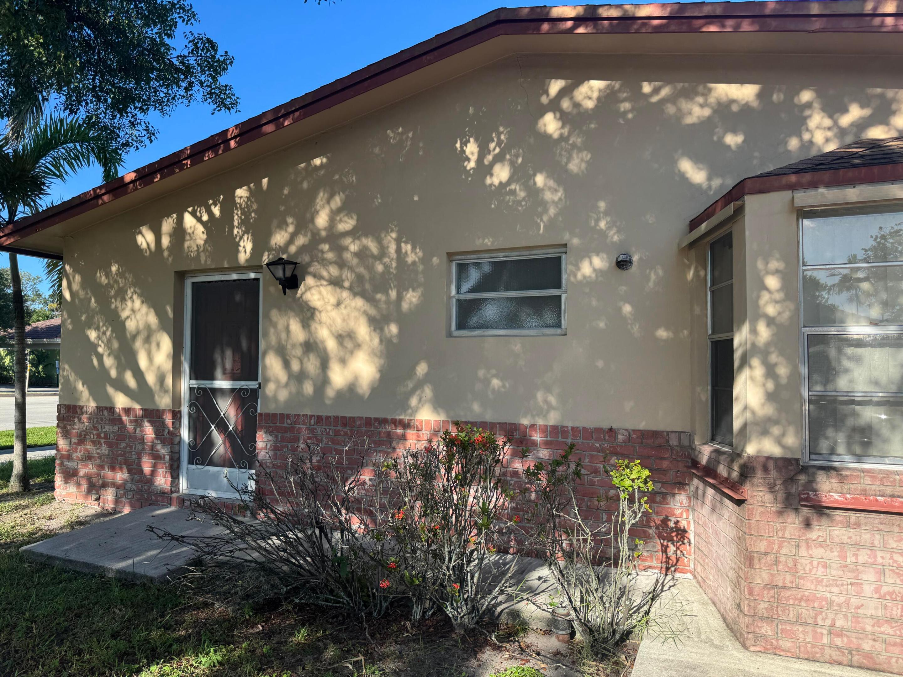 704 E Hillsboro Boulevard Property Photo 4