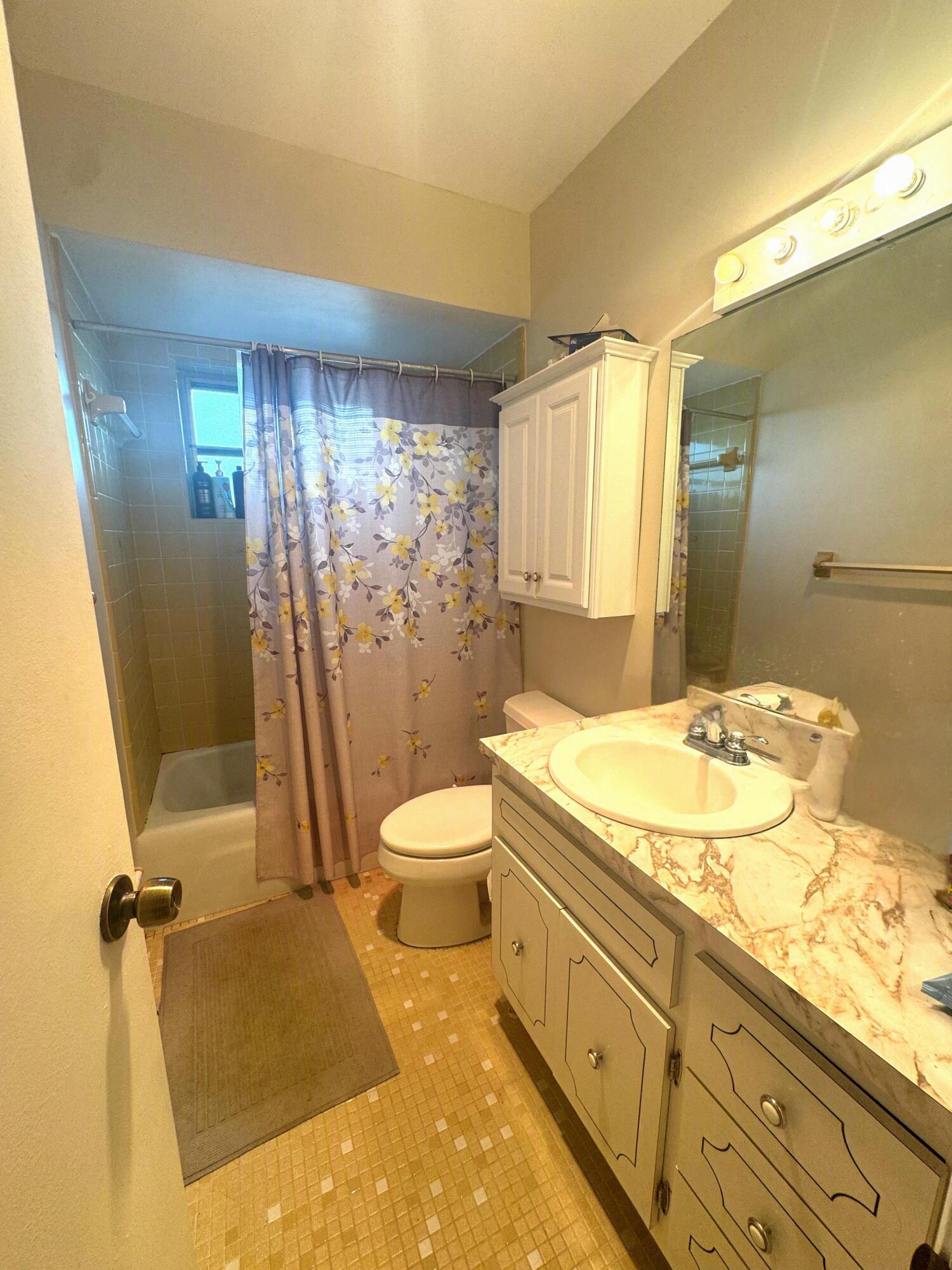 704 E Hillsboro Boulevard Property Photo 9