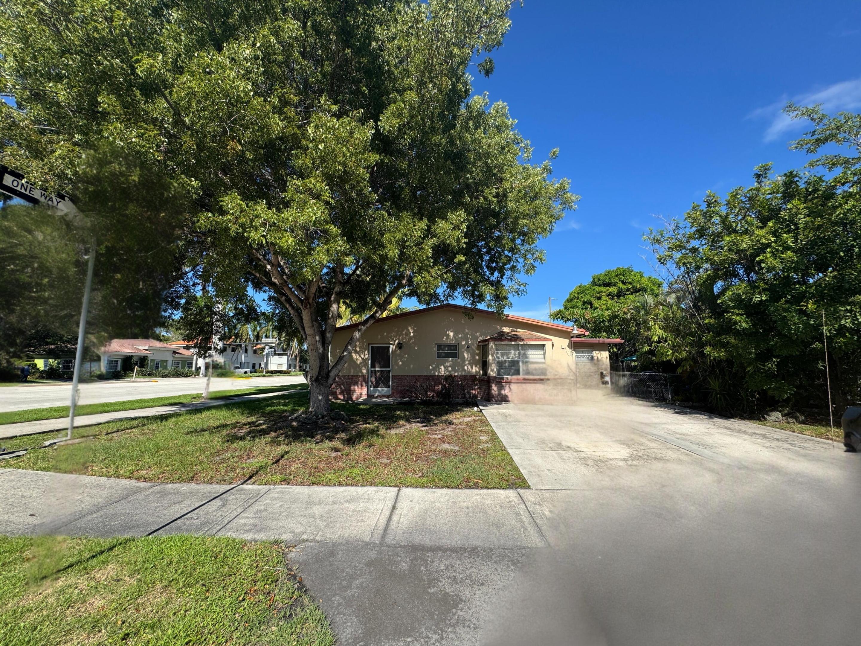 704 E Hillsboro Boulevard Property Photo 13