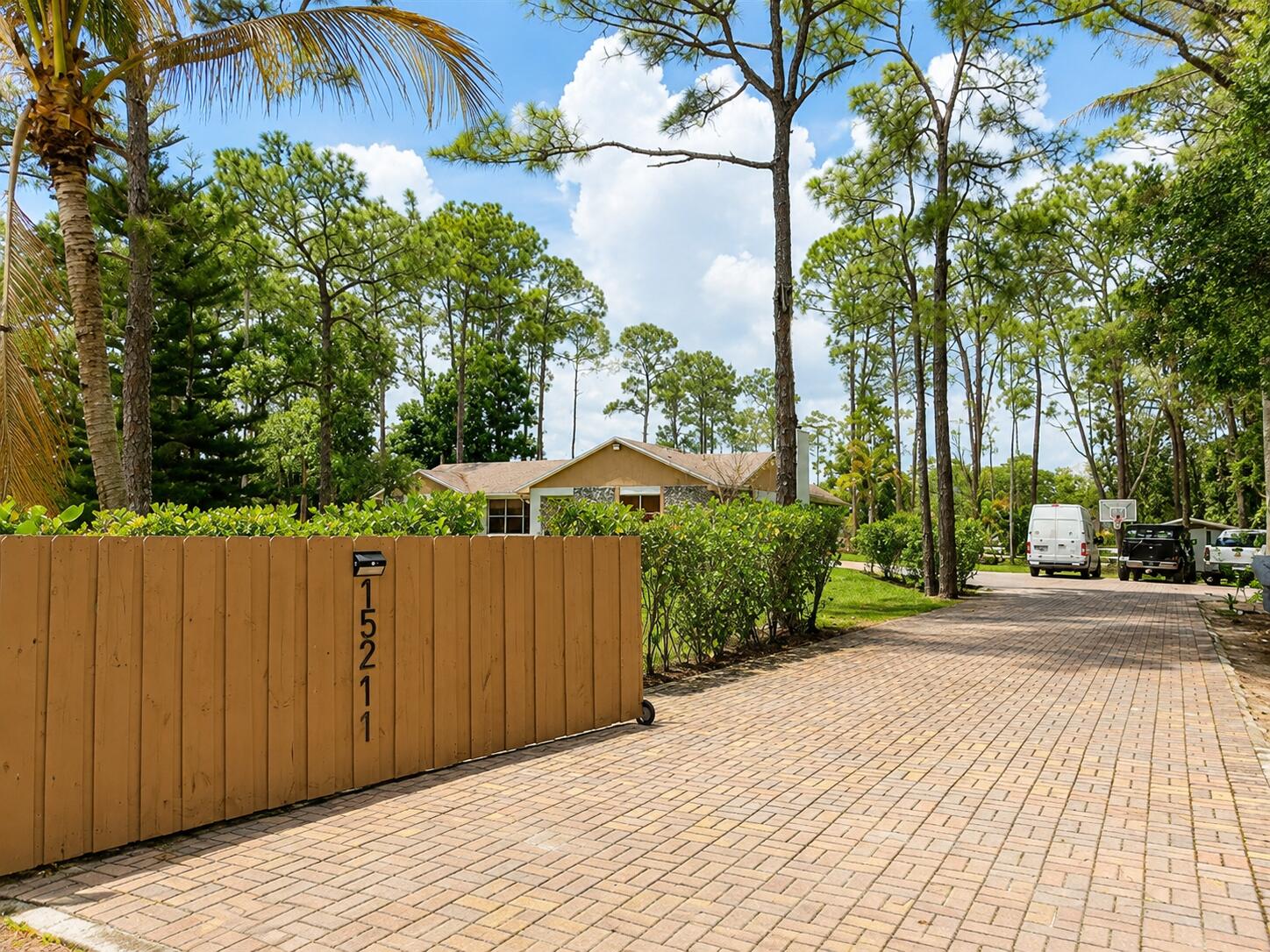 15211 60th Place N Property Photo 3