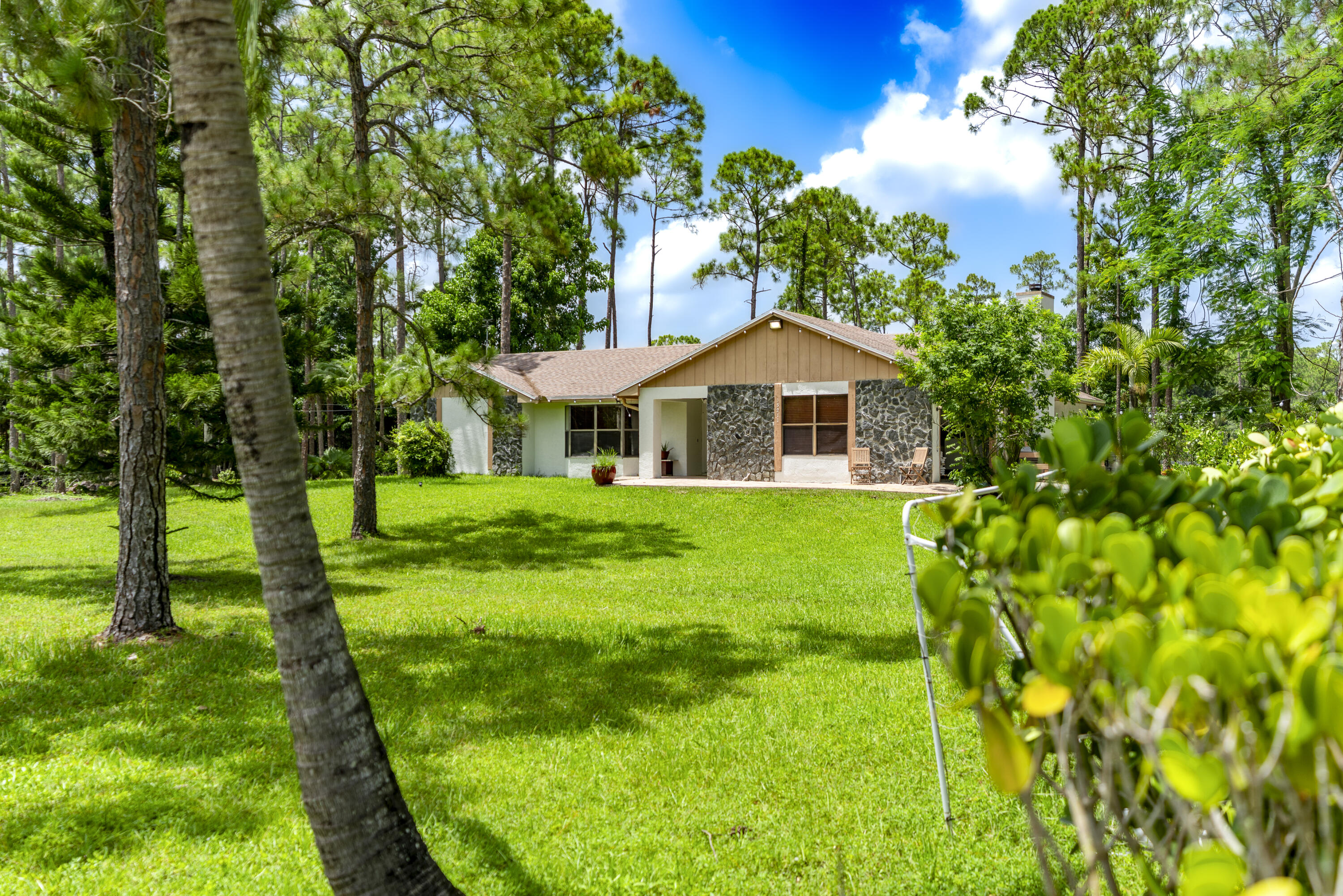 15211 60th Place N Property Photo 4