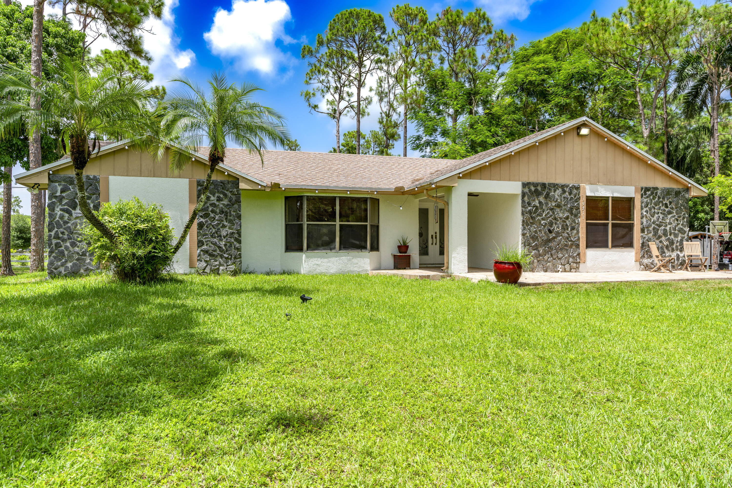 15211 60th Place N Property Photo 5