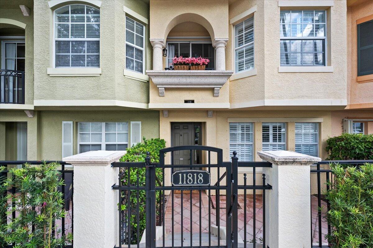 11818 Valencia Gardens Avenue Property Photo 1