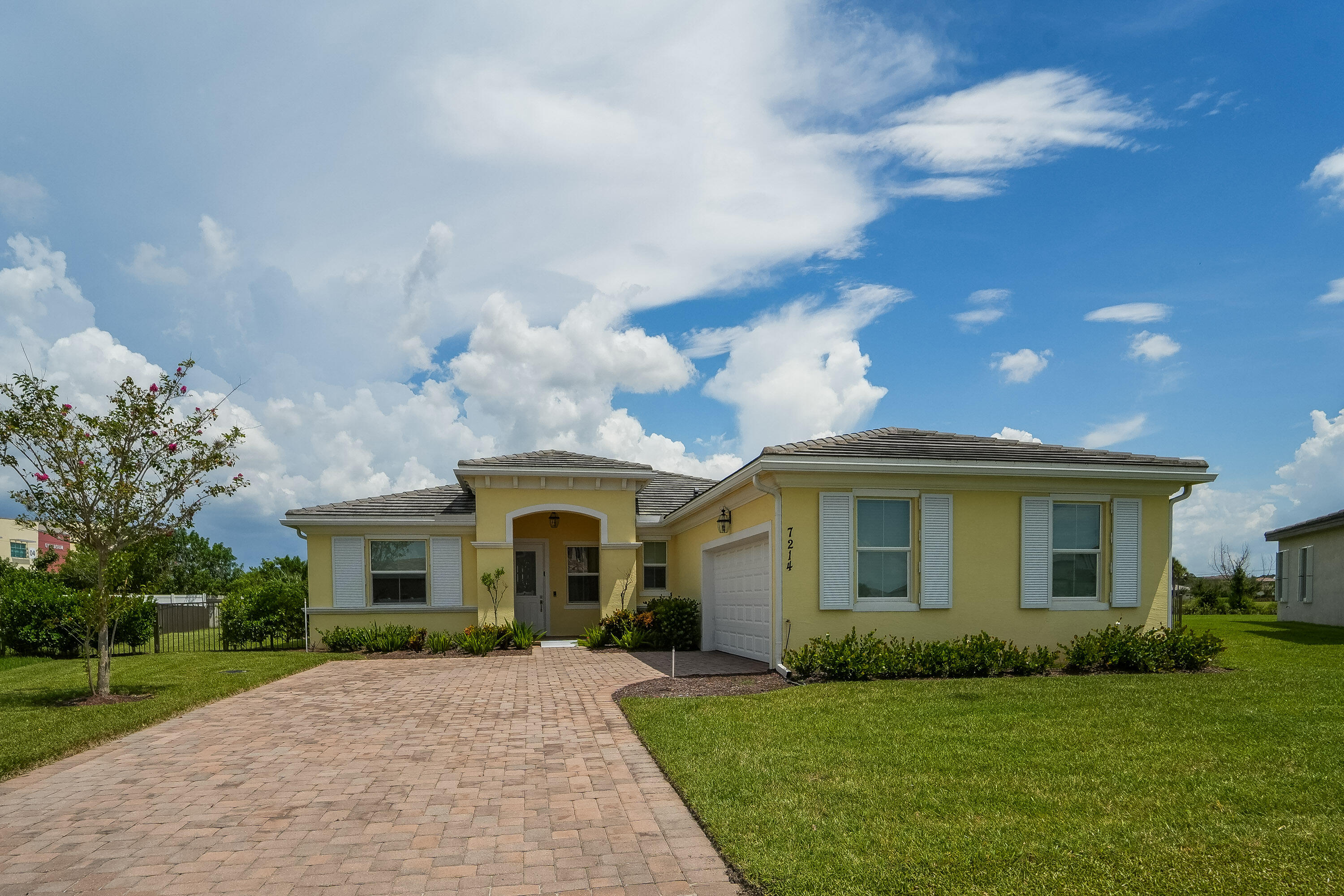 7214 Nw Farnsworth Circle Property Photo 1