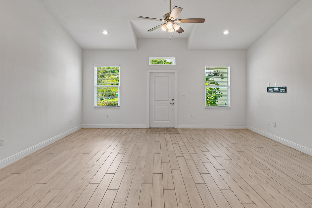 275 Sw Elderberry Drive Property Photo 6