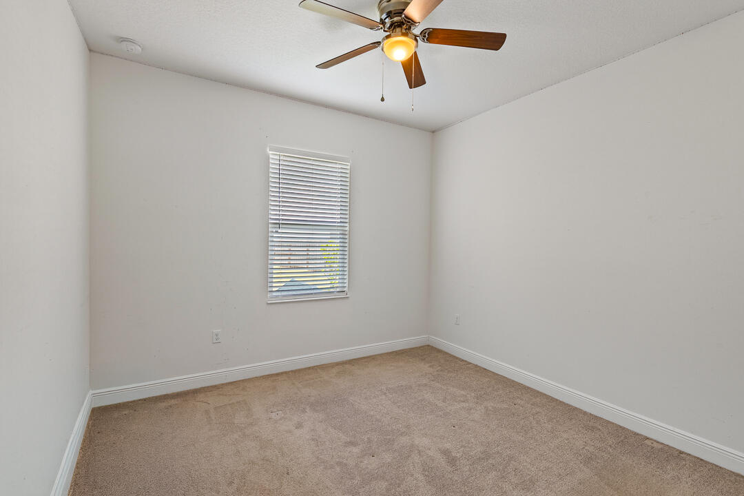 275 Sw Elderberry Drive Property Photo 9