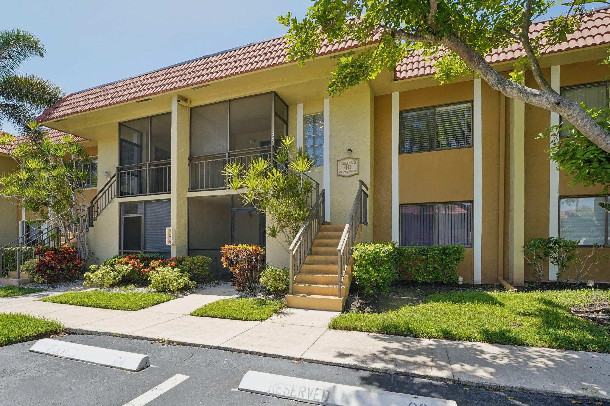 327 LAKEVIEW Drive 203 Property Photo 1