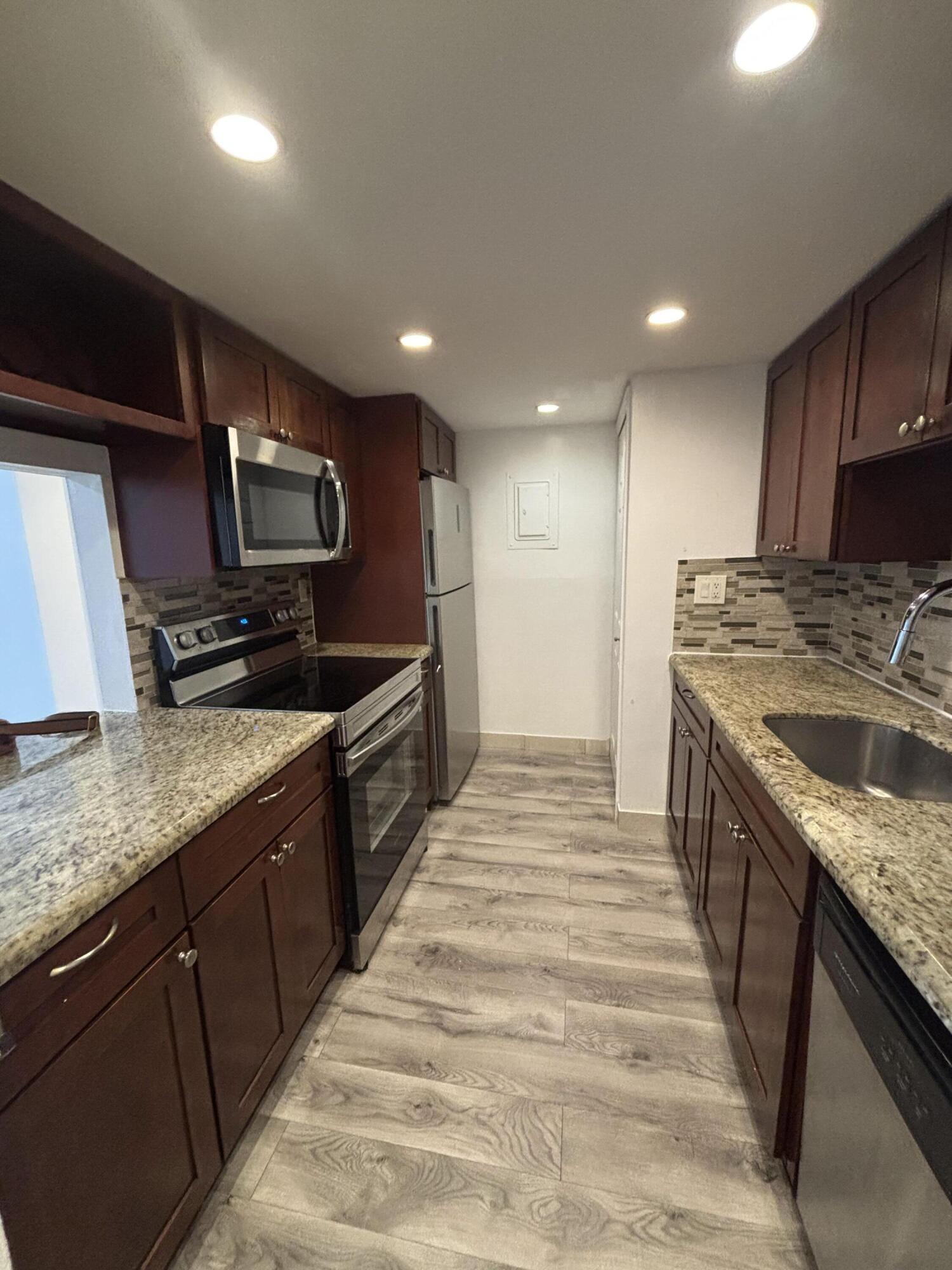 220 Lakeview Drive 103 Property Photo 12