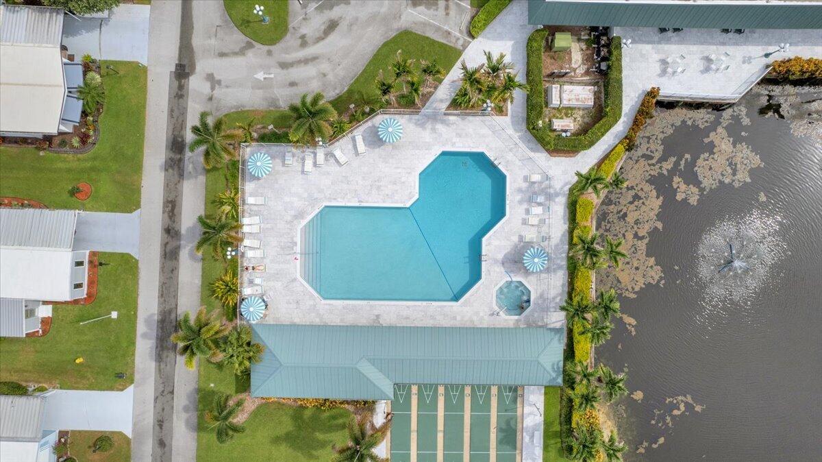 360 Ne Jade Circle Property Photo 12