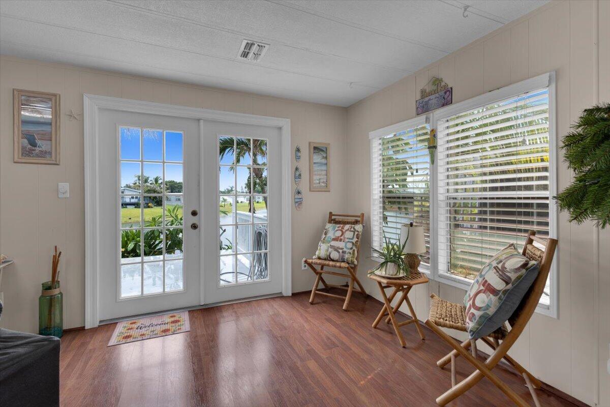 360 Ne Jade Circle Property Photo 16