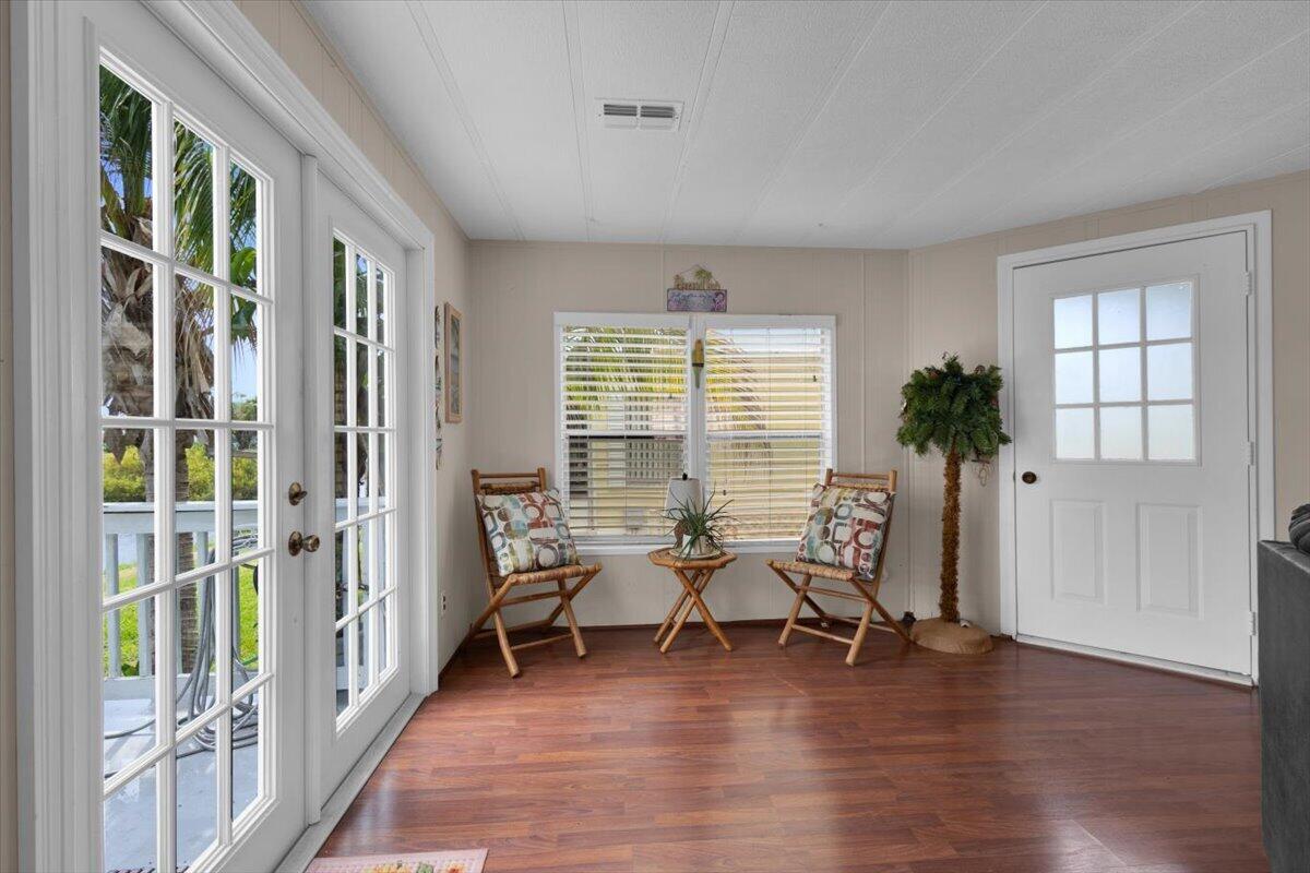 360 Ne Jade Circle Property Photo 17