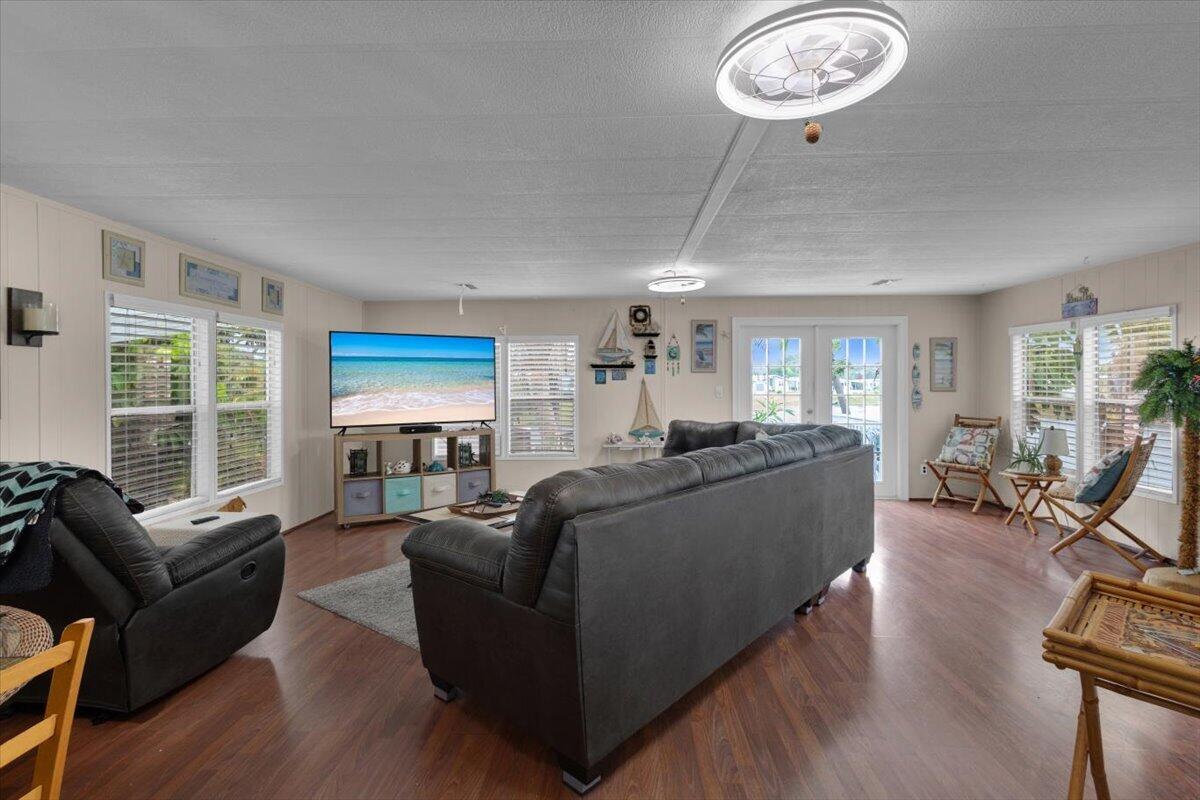 360 Ne Jade Circle Property Photo 19