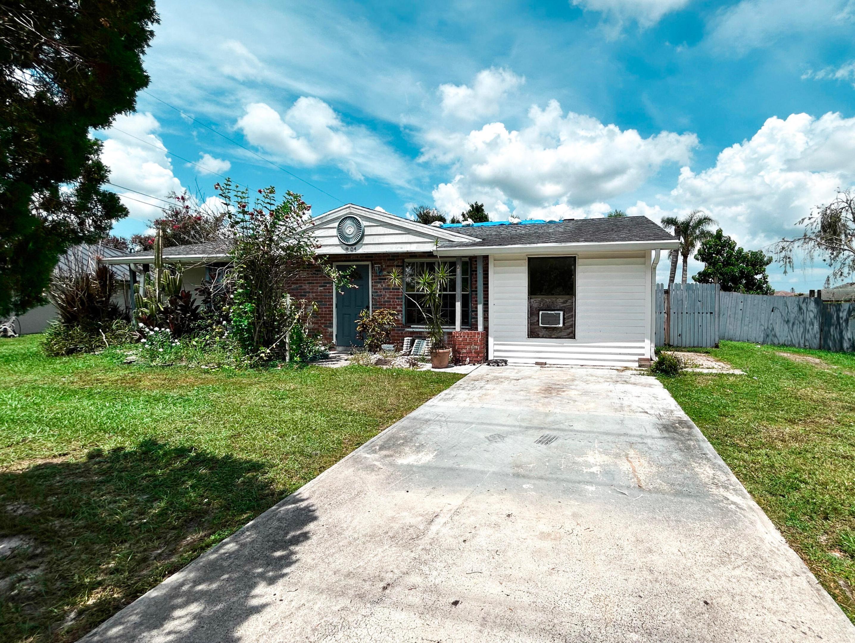 201 Nw Floresta Drive Property Photo 2