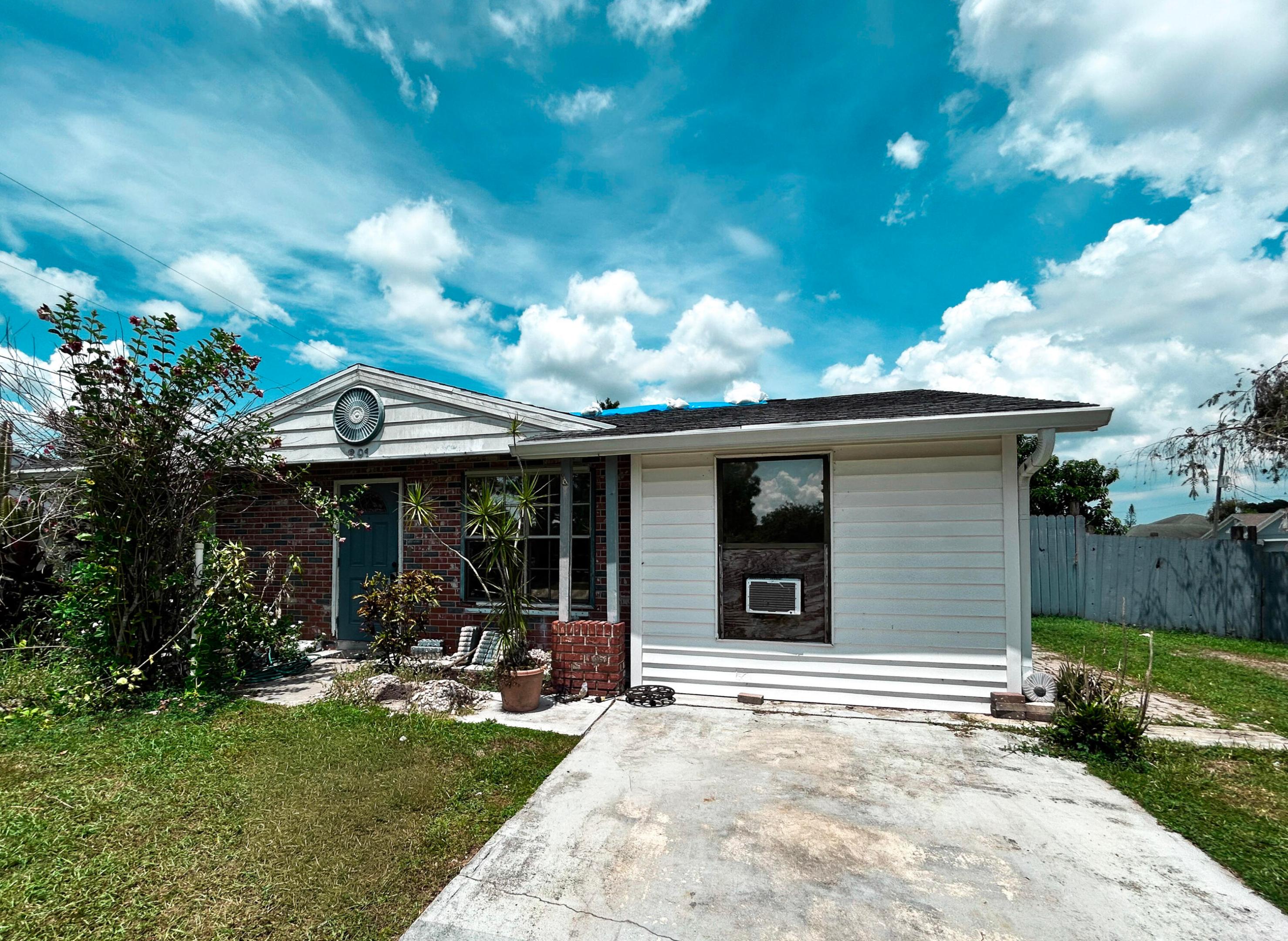 201 Nw Floresta Drive Property Photo 3