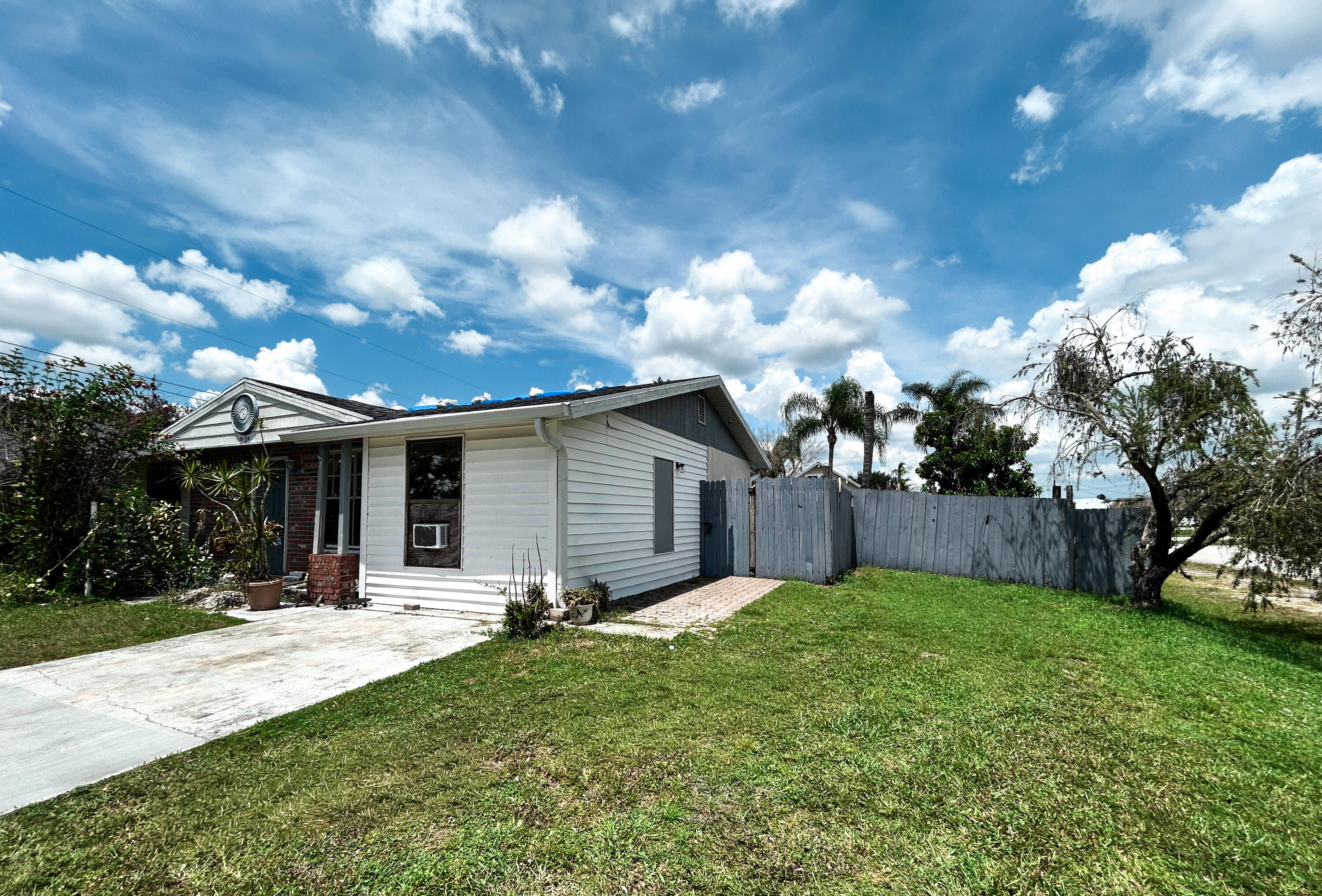 201 Nw Floresta Drive Property Photo 4