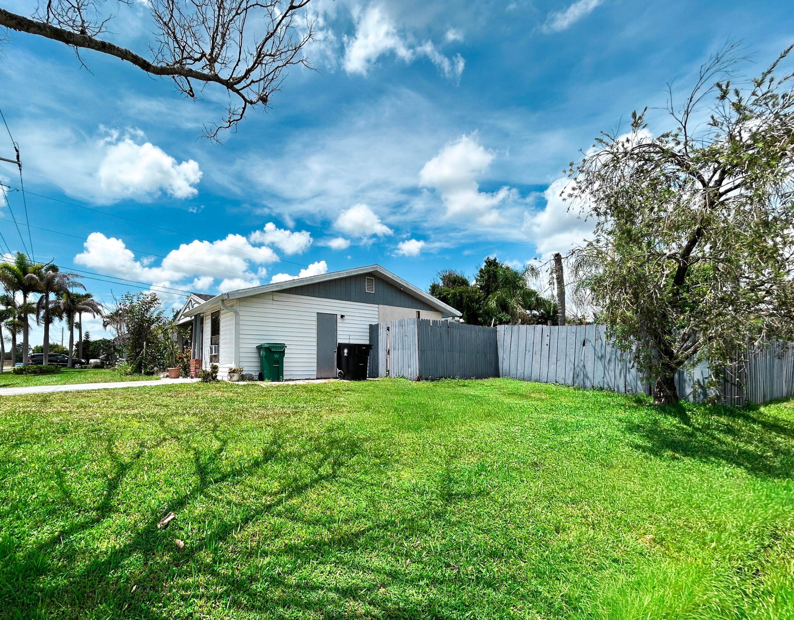 201 Nw Floresta Drive Property Photo 7