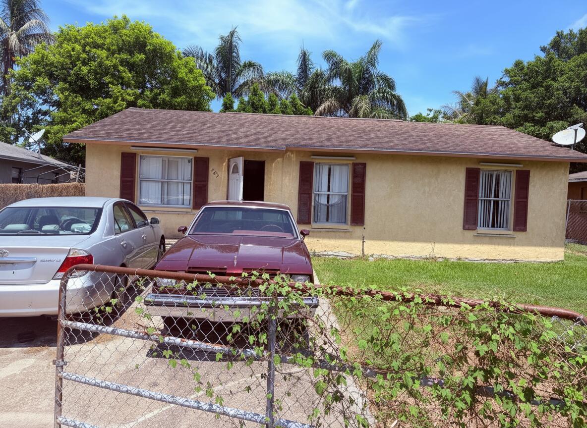 307 Seminole Court Property Photo 2