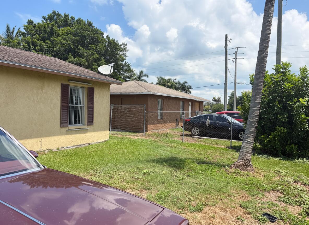 307 Seminole Court Property Photo 4